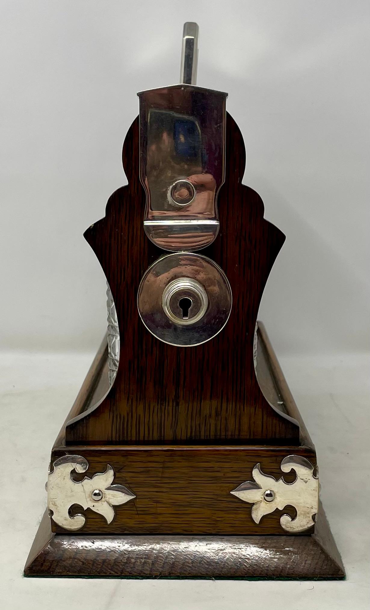 Antike englische Silberplatte montiert Eiche & Kristall 3 Flasche Tantalus, CIRCA 1880 im Angebot 3
