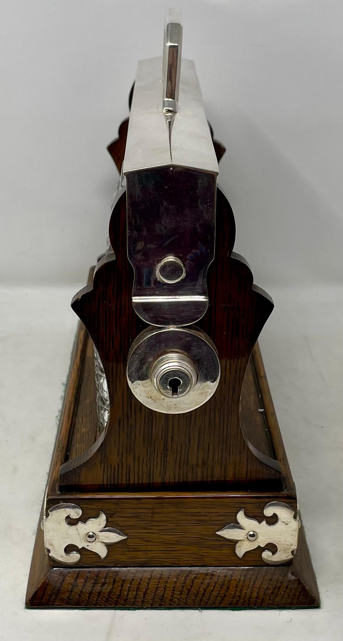 Antike englische Silberplatte montiert Eiche & Kristall 3 Flasche Tantalus, CIRCA 1880 im Angebot 4