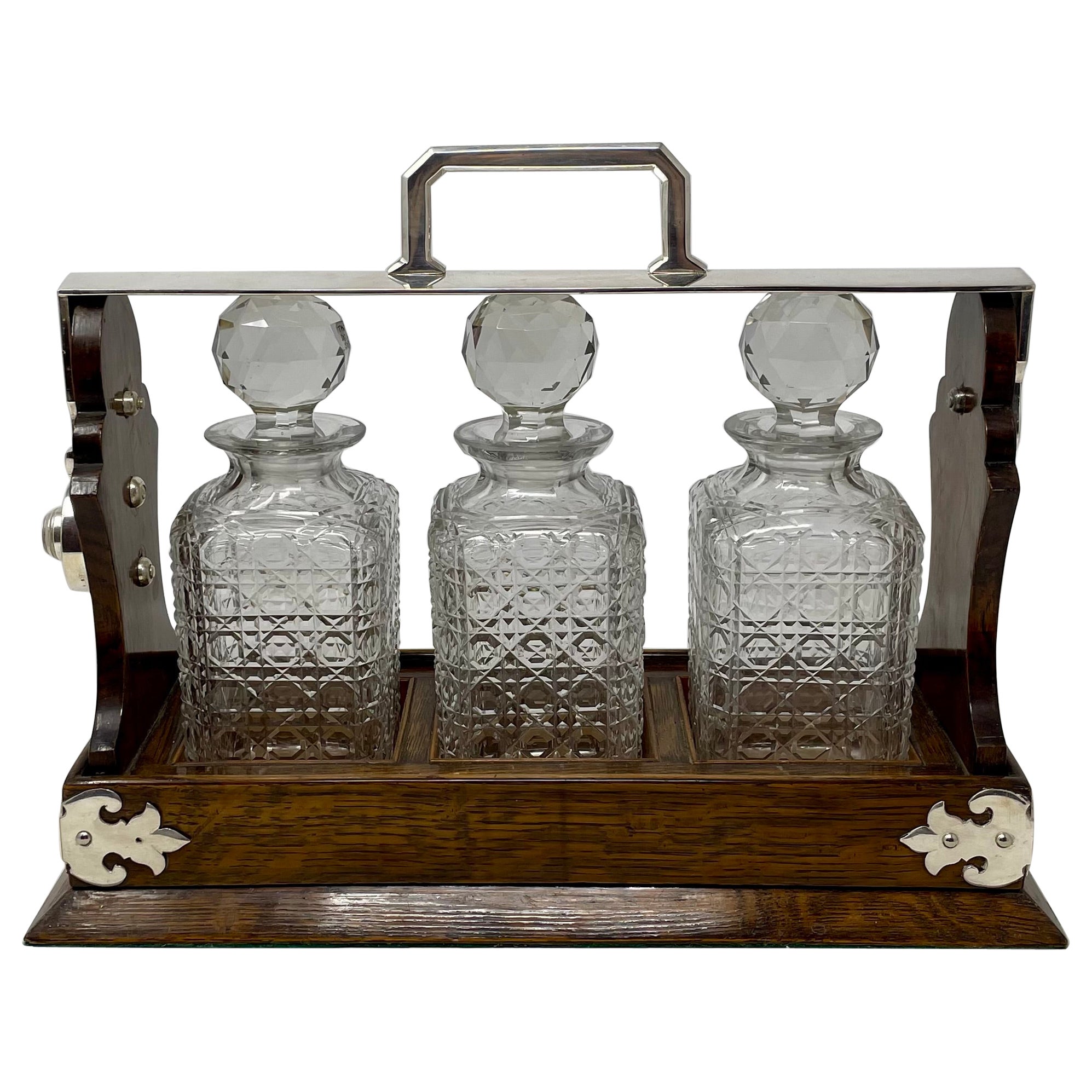 Antike englische Silberplatte montiert Eiche & Kristall 3 Flasche Tantalus, CIRCA 1880