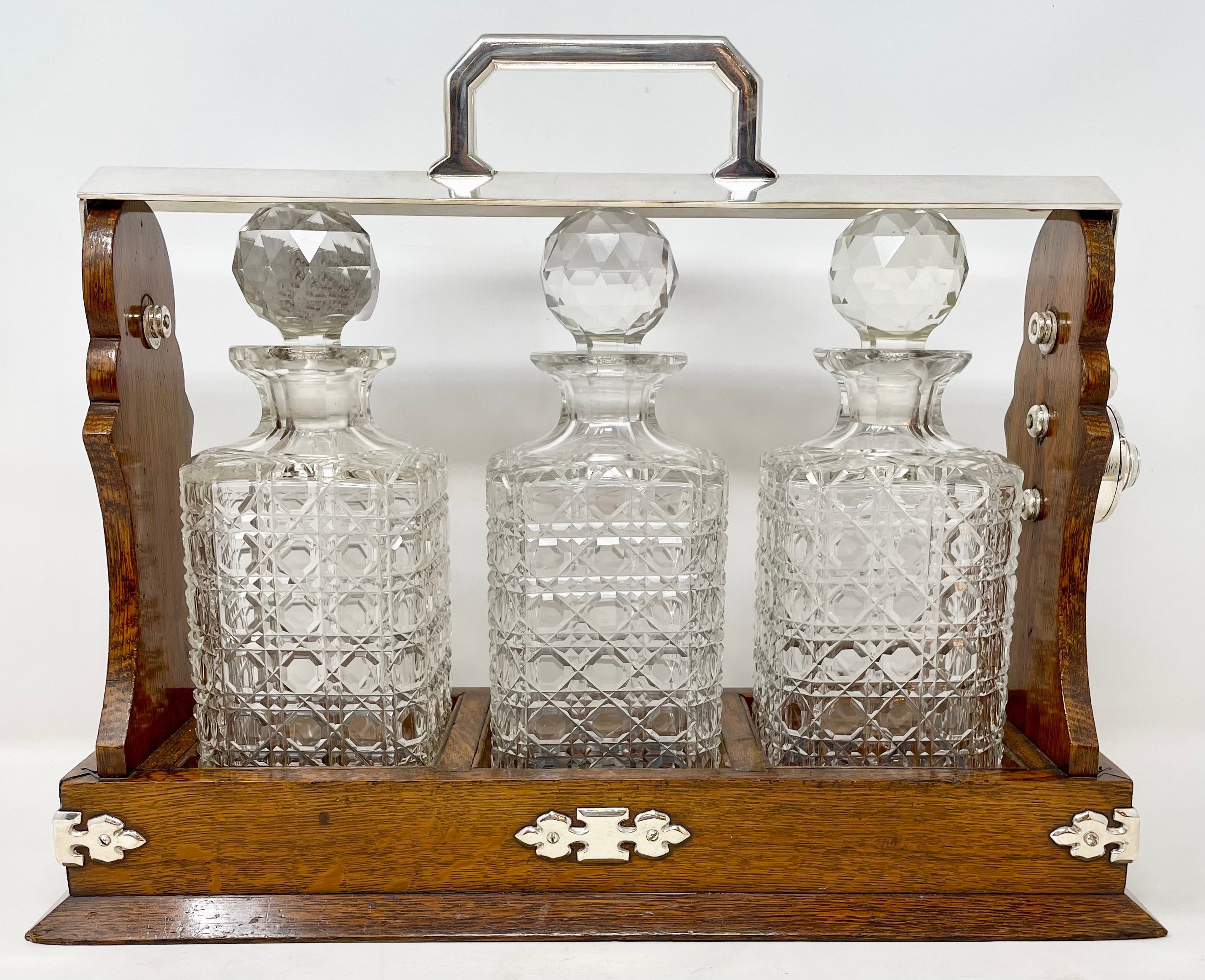Antike englische viktorianische Silber-Platte montiert Eiche & geschliffenem Kristall 3 Flasche Tantalus, CIRCA 1890's.  Hat ein funktionierendes Schloss und Schlüssel.