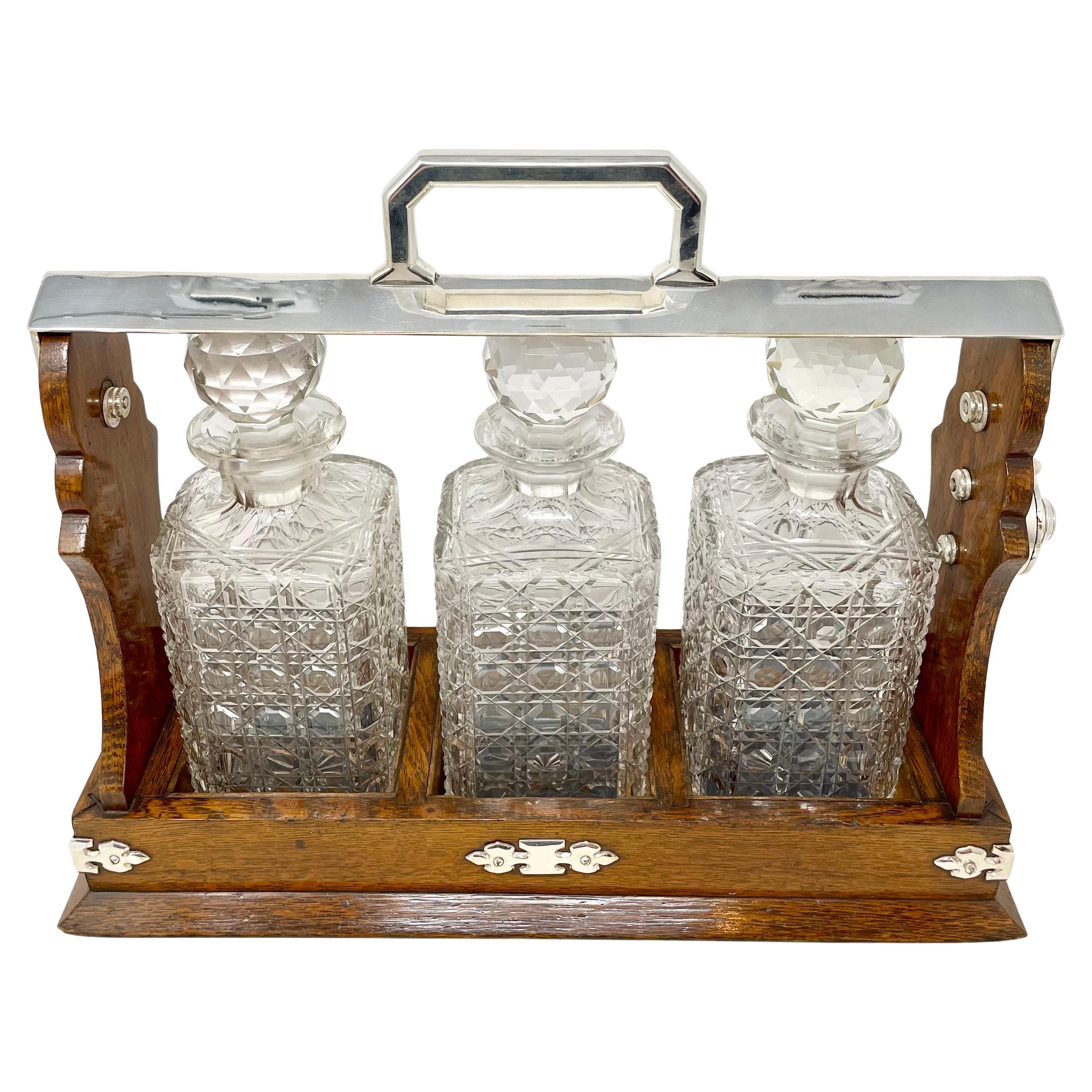 Antike englische versilberte Tantalus-Flasche aus Eiche und Kristall mit 3 Flaschen aus Tantalus, um 1890 (Englisch) im Angebot