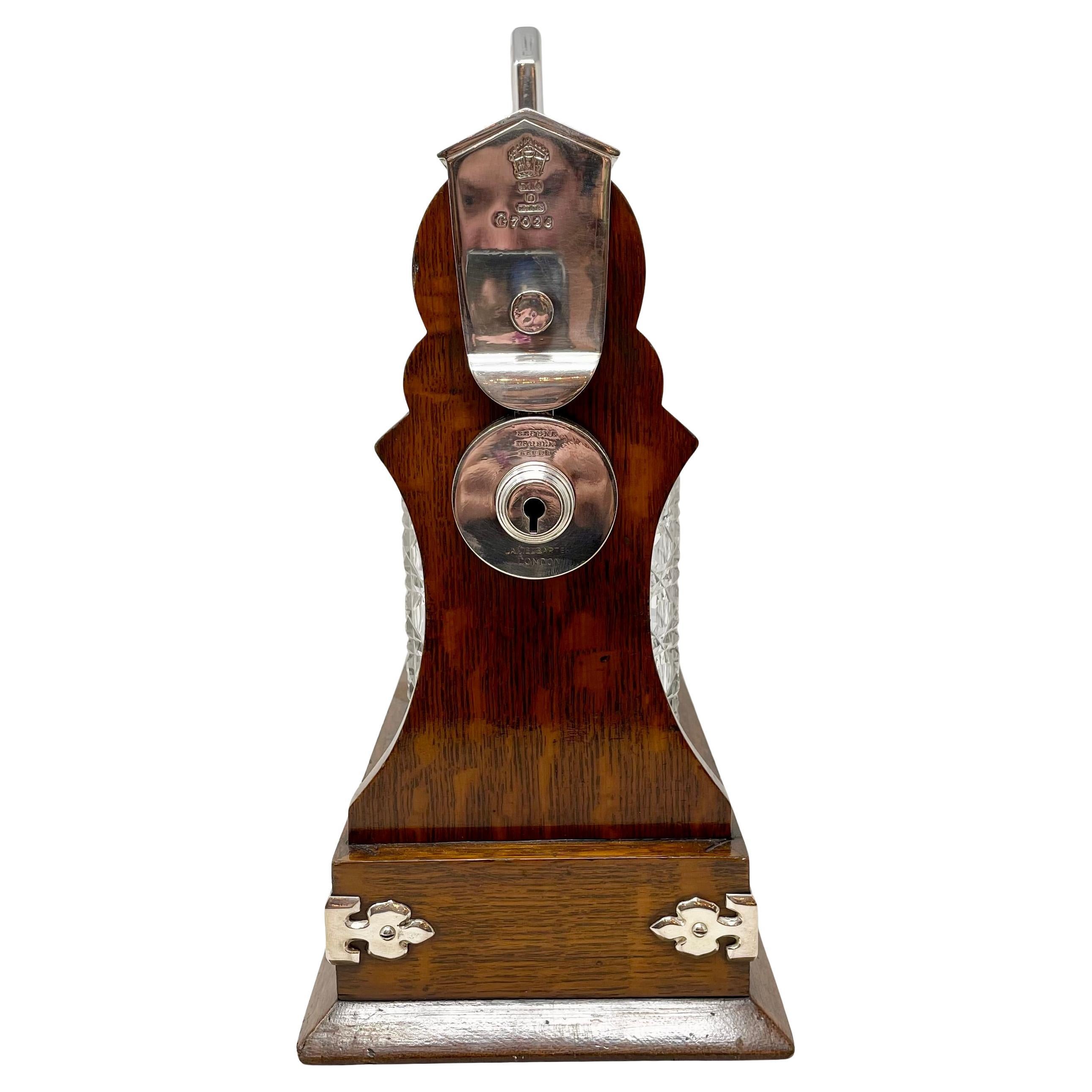 Antike englische versilberte Tantalus-Flasche aus Eiche und Kristall mit 3 Flaschen aus Tantalus, um 1890 im Zustand „Gut“ im Angebot in New Orleans, LA