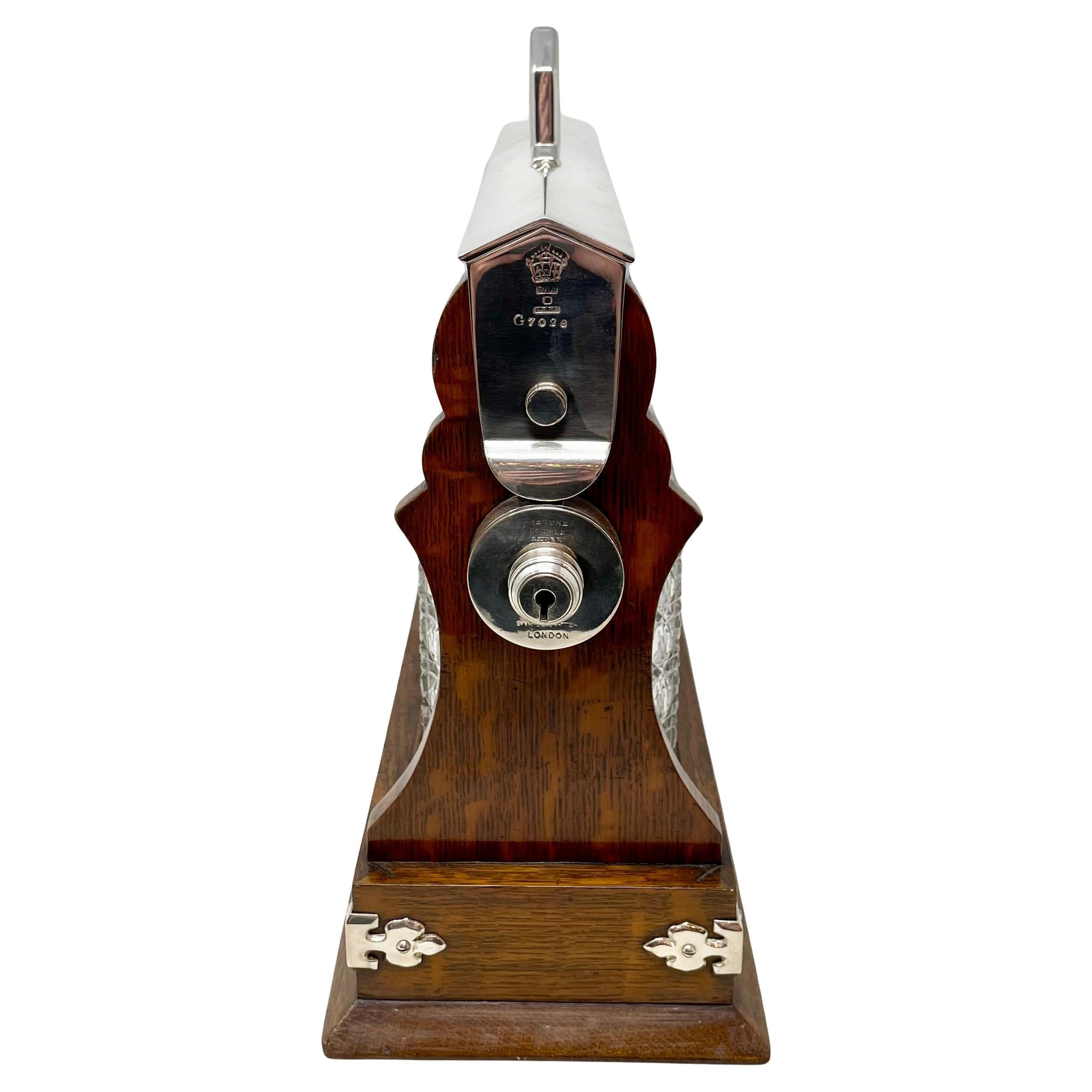 Antike englische versilberte Tantalus-Flasche aus Eiche und Kristall mit 3 Flaschen aus Tantalus, um 1890 (19. Jahrhundert) im Angebot