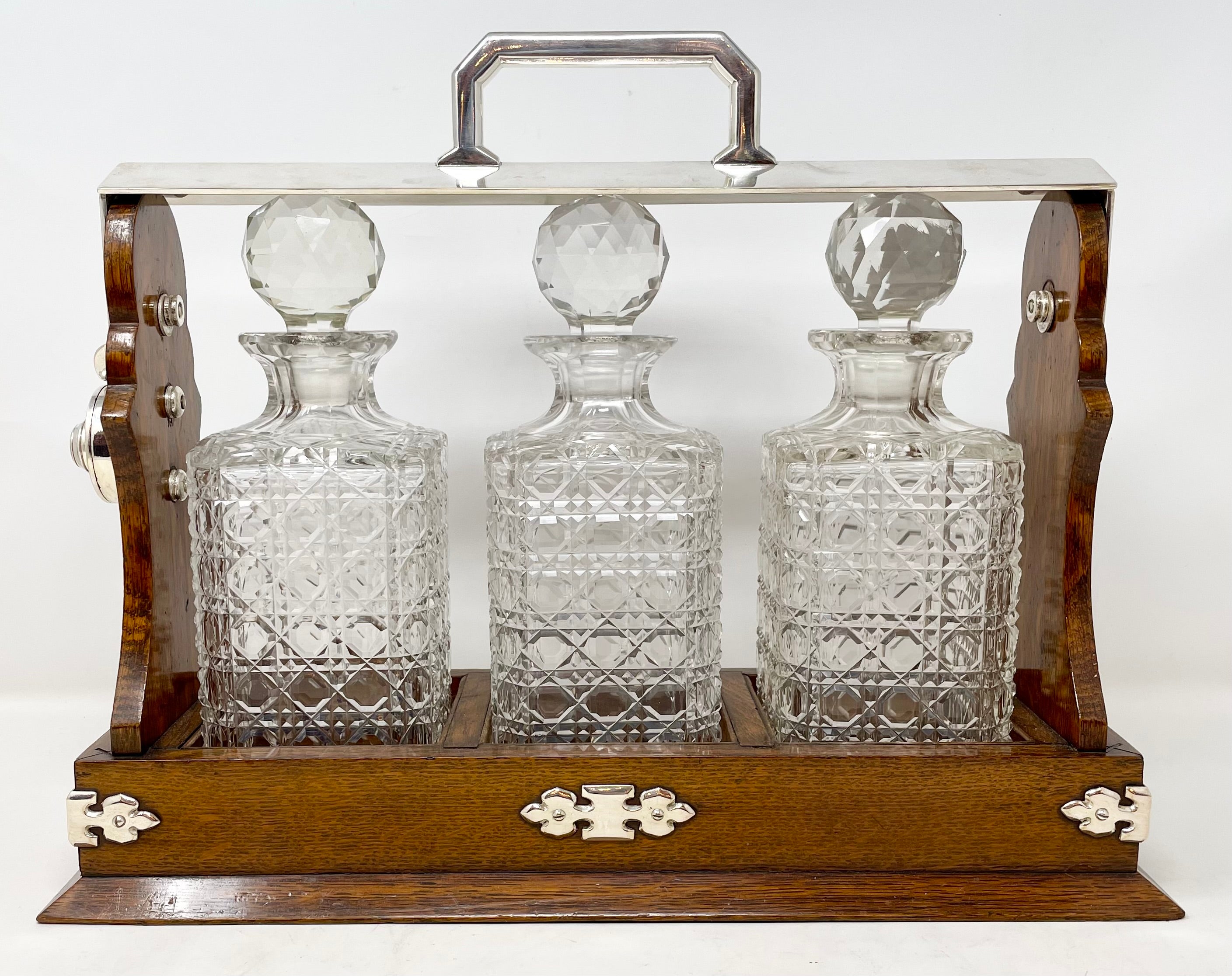 Antike englische versilberte Tantalus-Flasche aus Eiche und Kristall mit 3 Flaschen aus Tantalus, um 1890 (Versilberung) im Angebot