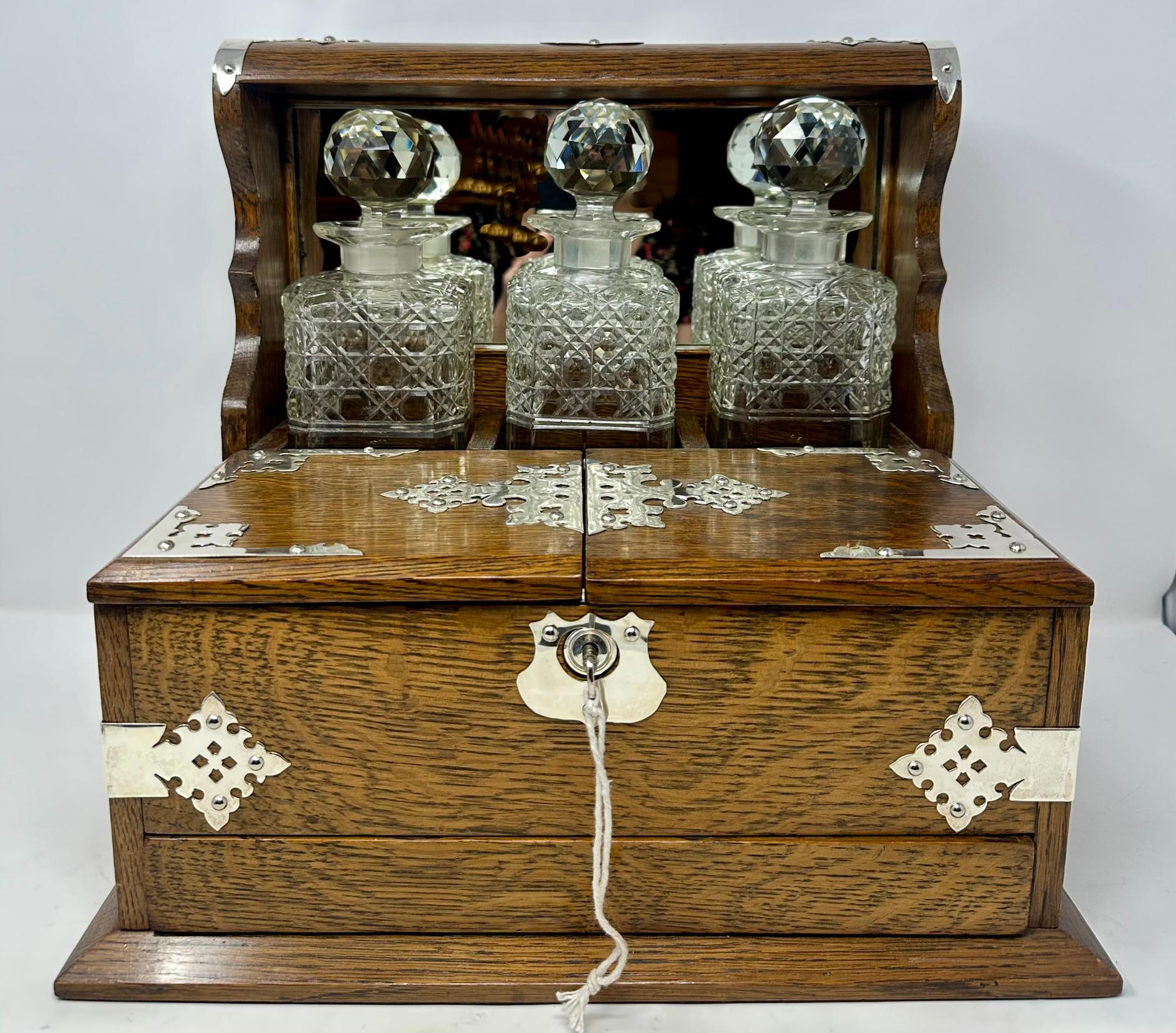Antigua Caja de Juegos Victoriana Inglesa de Plata Montada en Roble y Cristal Compendio Tantalus, Circa 1880.