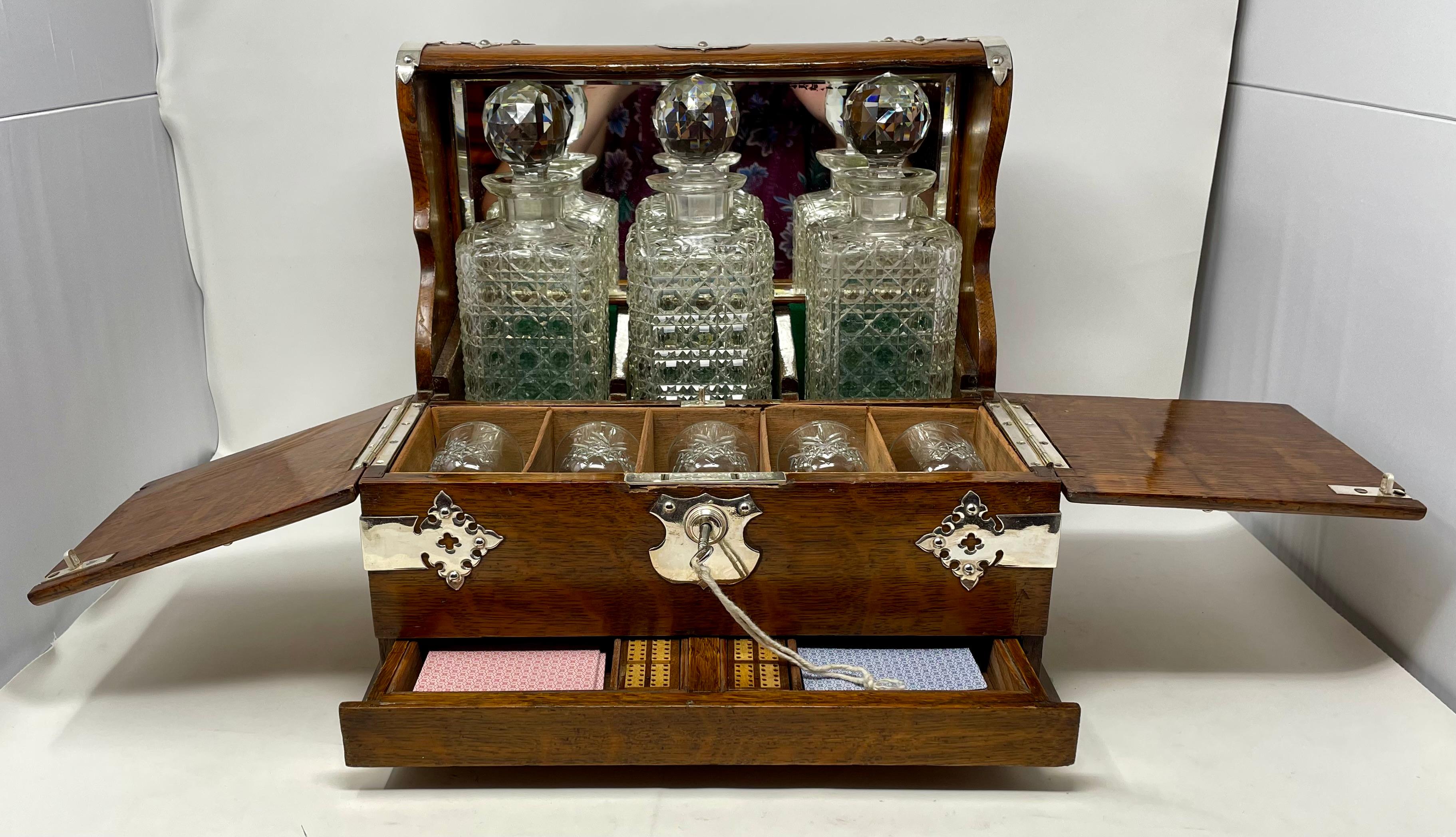 Antike englische Silberplatte montiert Eiche & Kristall Spiele Box Tantalus, CIRCA 1880's.