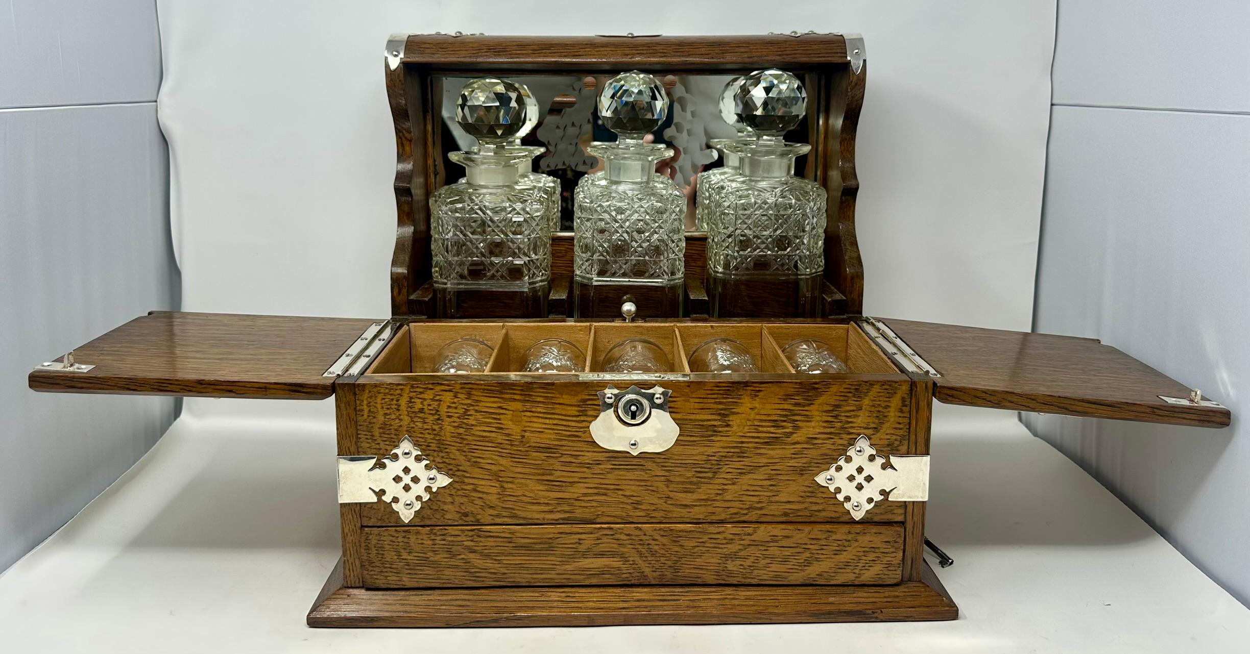 Antigua caja de juegos inglesa montada en chapa de plata de roble y cristal Tantalus Circa 1880 Inglés en venta