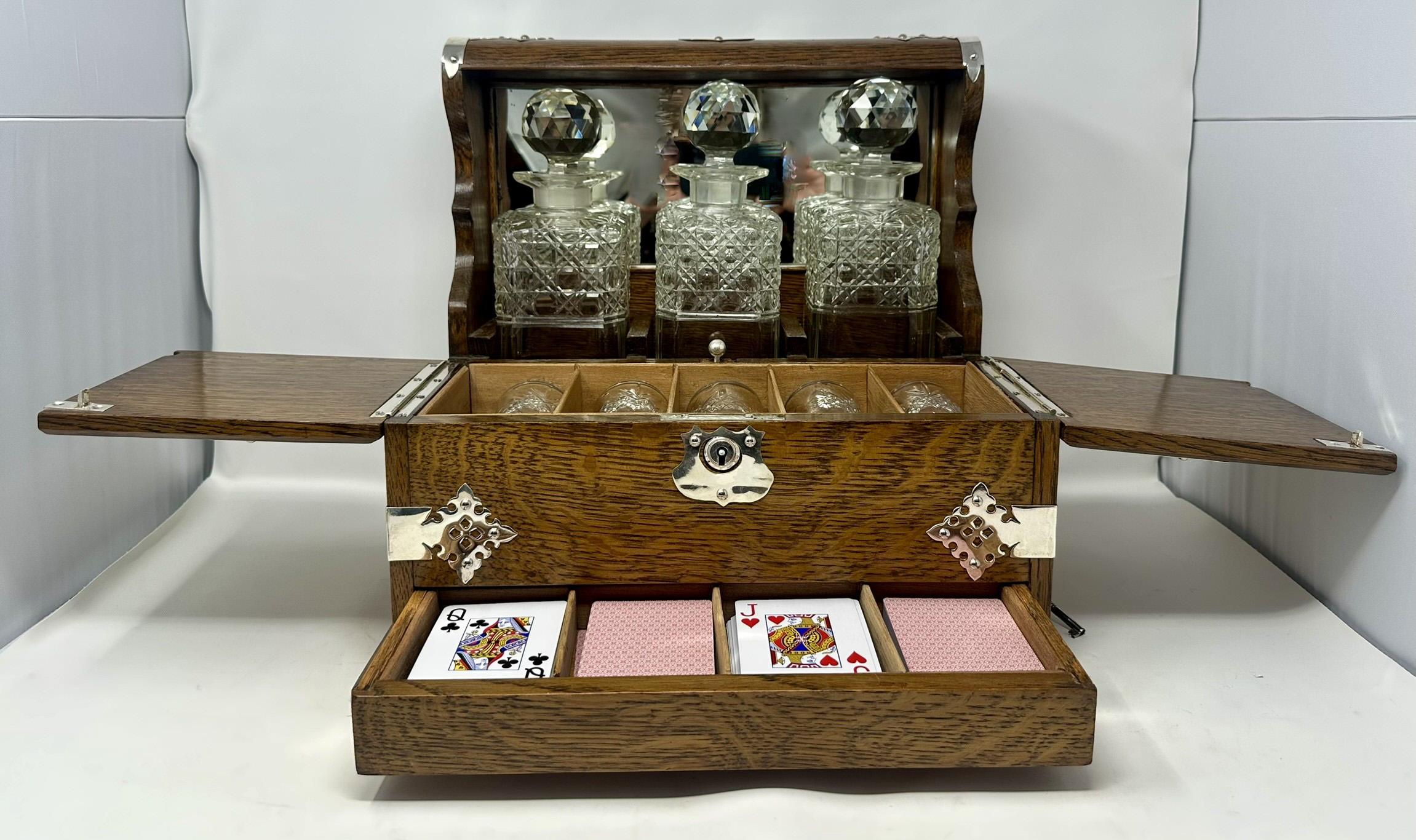 Antigua caja de juegos inglesa montada en chapa de plata de roble y cristal Tantalus Circa 1880 en Bueno estado para la venta en New Orleans, LA