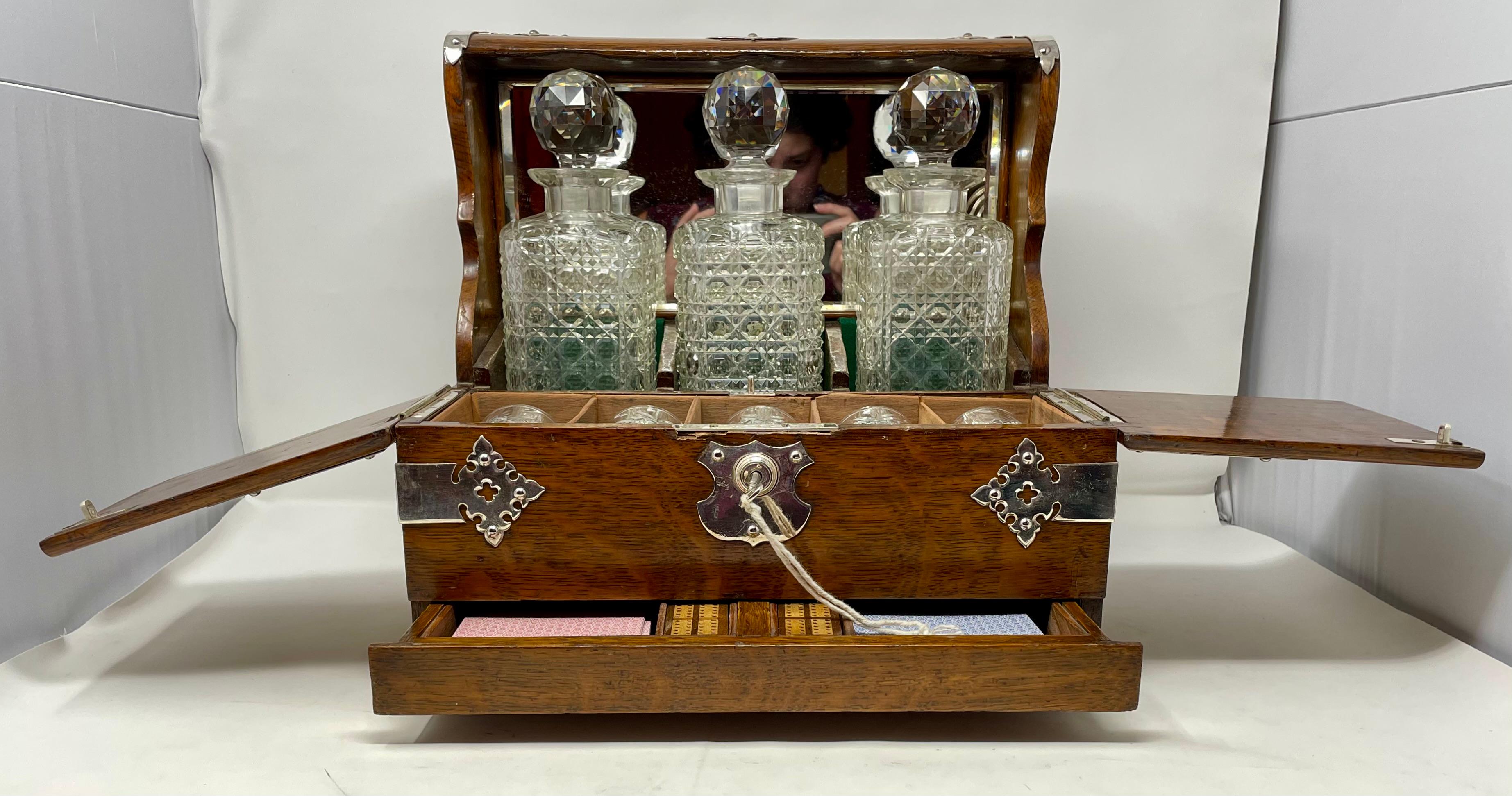 Antike englische versilberte Eichenholz- und Kristall-Spielschachtel Tantalus, um 1880 im Zustand „Gut“ im Angebot in New Orleans, LA