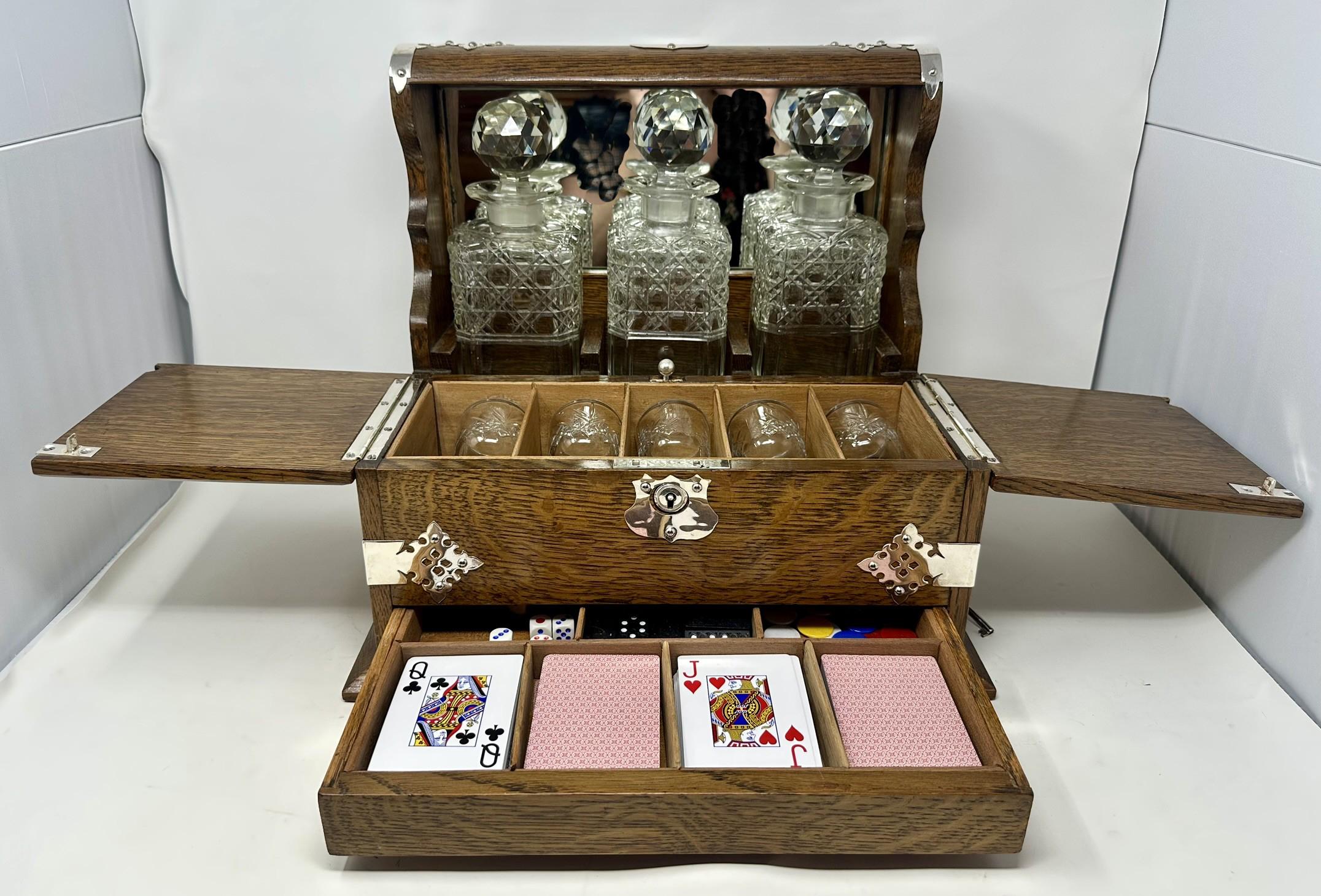 Antigua caja de juegos inglesa montada en chapa de plata de roble y cristal Tantalus Circa 1880 siglo XIX en venta