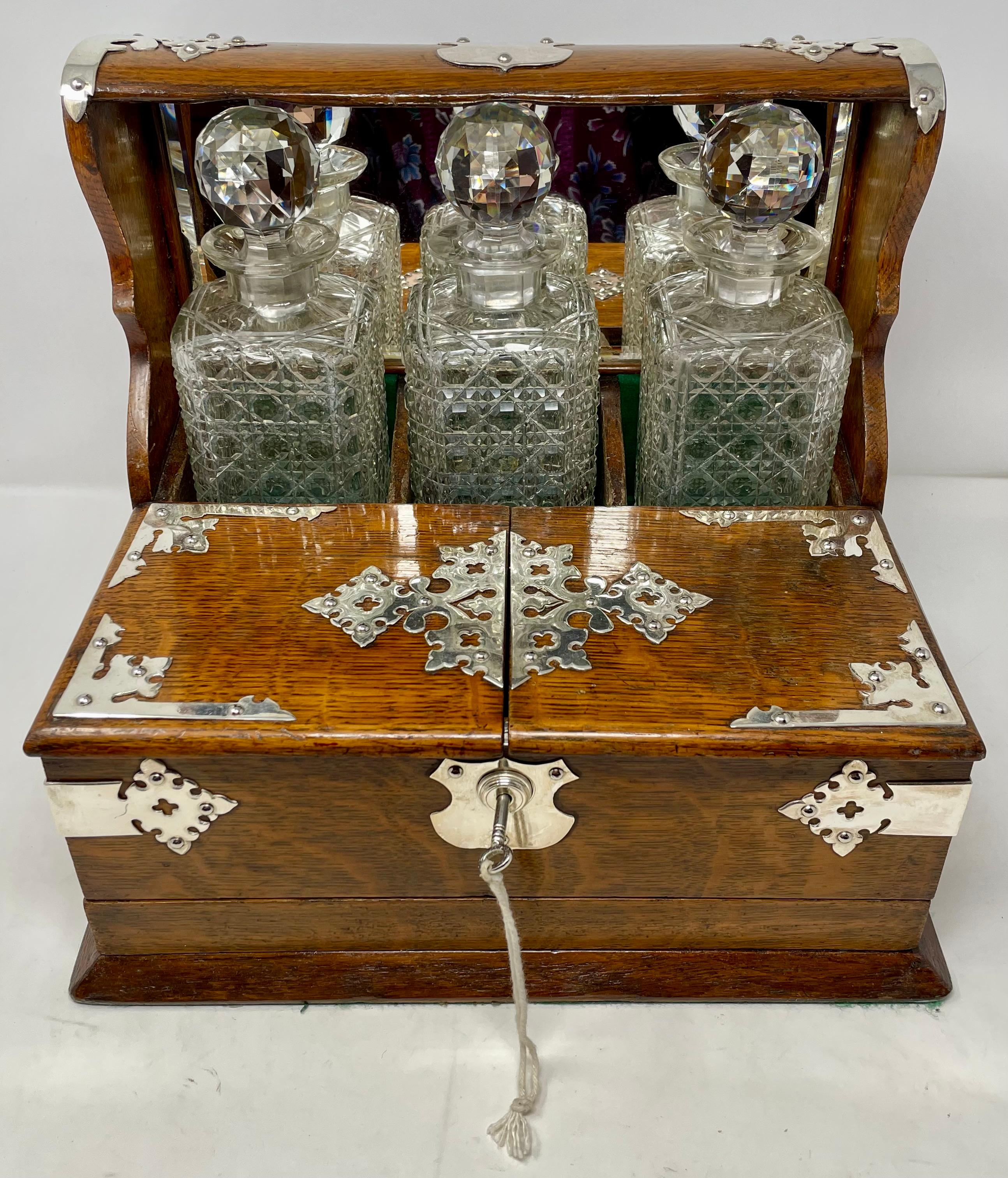 Antike englische versilberte Eichenholz- und Kristall-Spielschachtel Tantalus, um 1880 (19. Jahrhundert) im Angebot