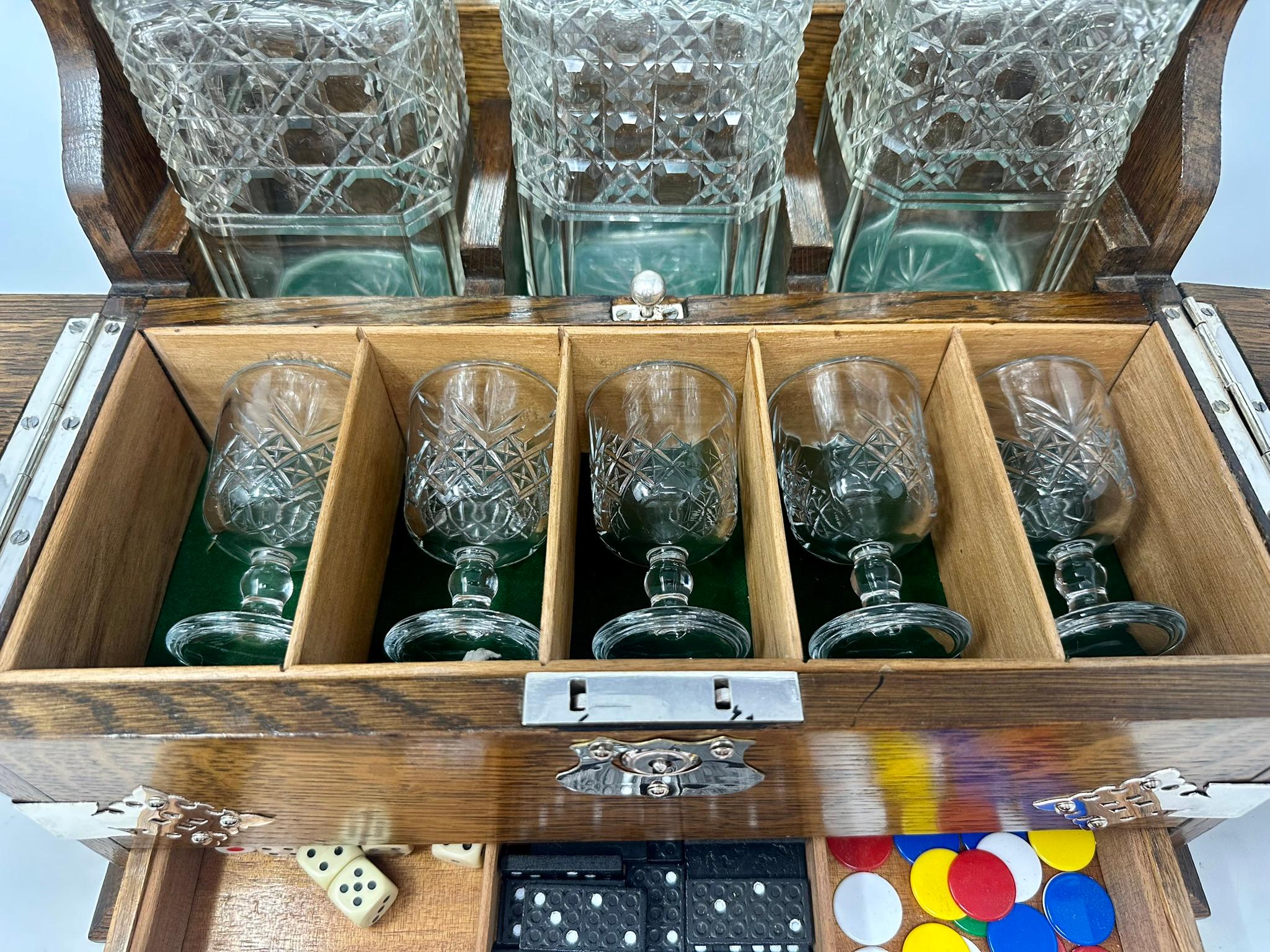 Antigua caja de juegos inglesa montada en chapa de plata de roble y cristal Tantalus Circa 1880 Chapado en plata en venta