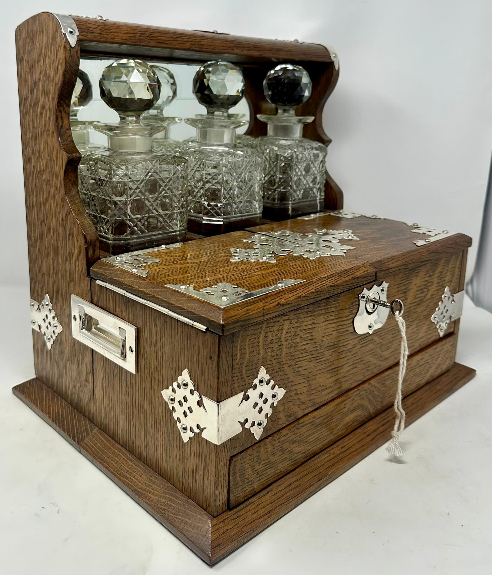 Antigua caja de juegos inglesa montada en chapa de plata de roble y cristal Tantalus Circa 1880 en venta 2