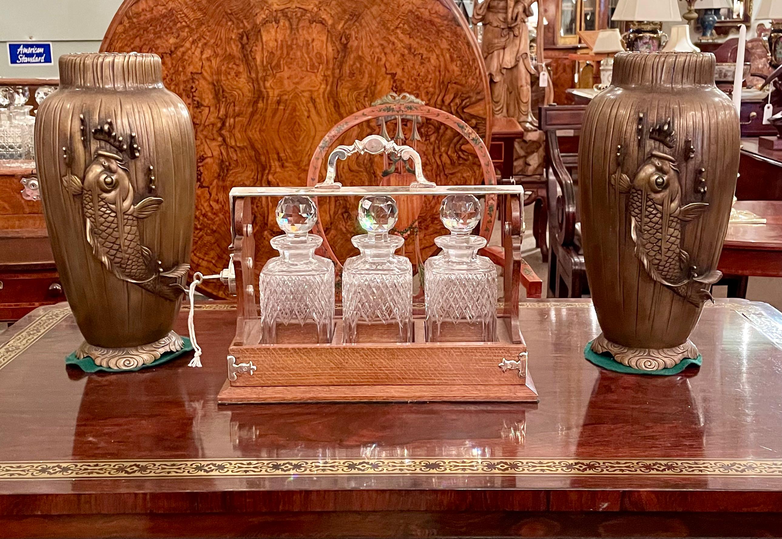 Antike englische Silber-Platte montiert Eiche & geschliffenem Kristall 3 Flasche Tantalus Ca 1890 im Angebot 8