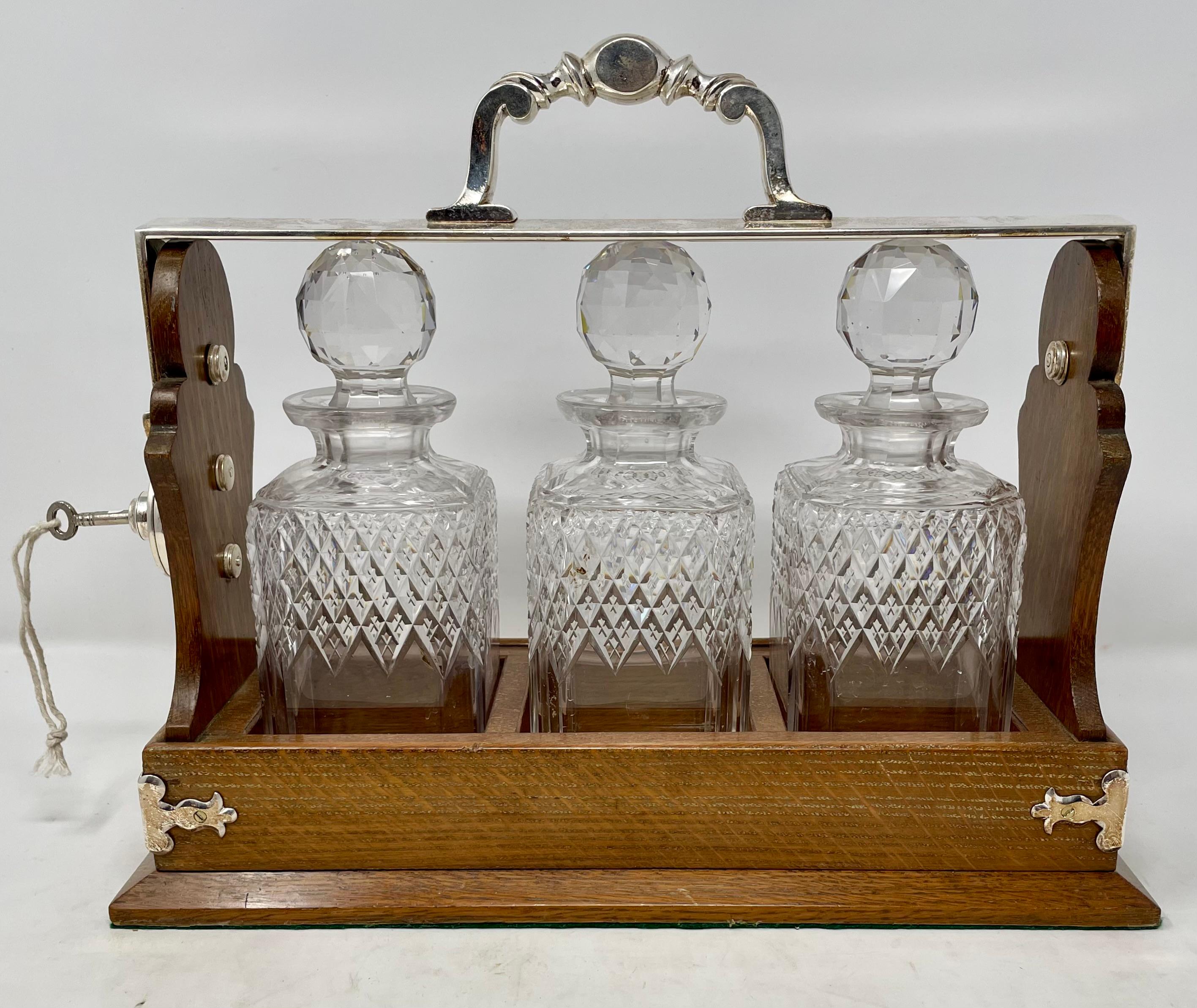 Antike englische Silberplatte montiert Eiche und geschliffenem Kristall 3 Flasche Tantalus, CIRCA 1890's
