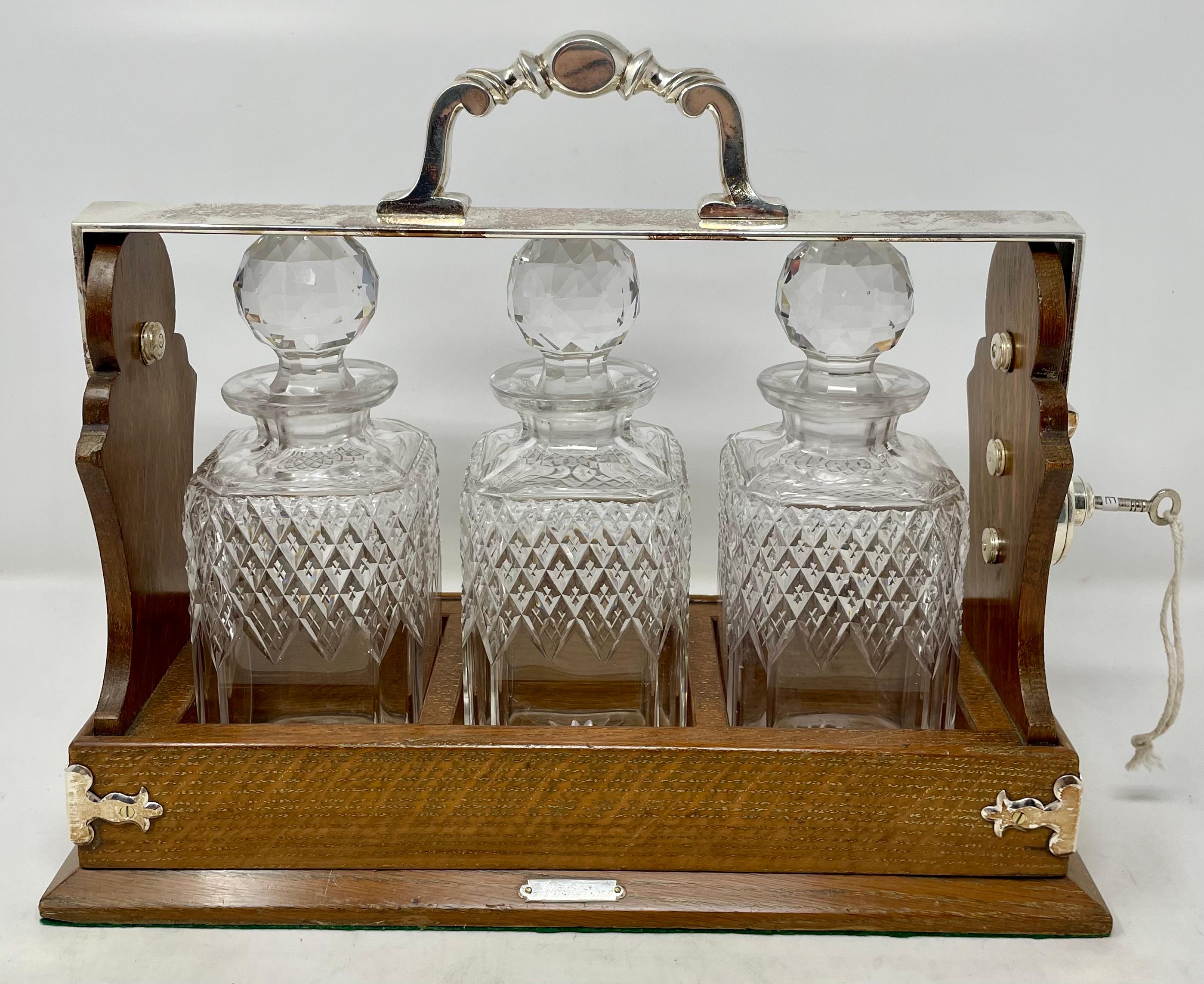 Antike englische Silber-Platte montiert Eiche & geschliffenem Kristall 3 Flasche Tantalus Ca 1890 im Angebot 2