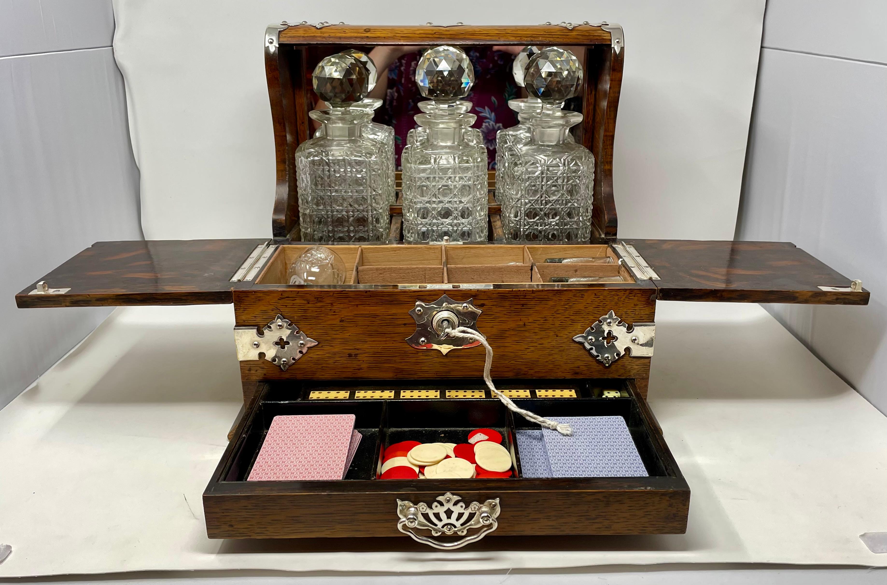 Anglais Ancienne boîte à jeux Tantalus en métal argenté, en Oak Oak et en cristal, vers 1880. en vente