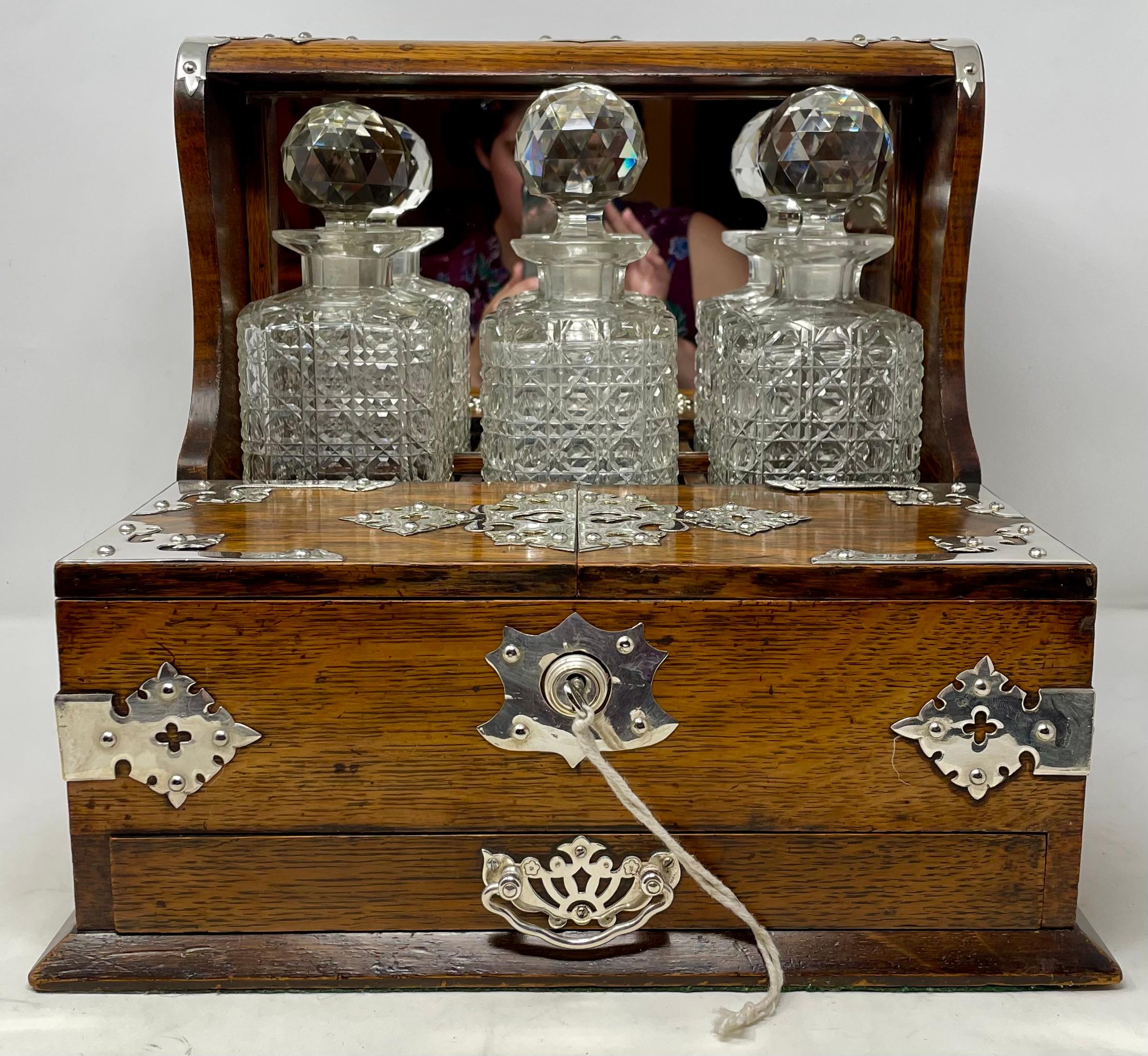 Ancienne boîte à jeux Tantalus en métal argenté, en Oak Oak et en cristal, vers 1880. Bon état - En vente à New Orleans, LA