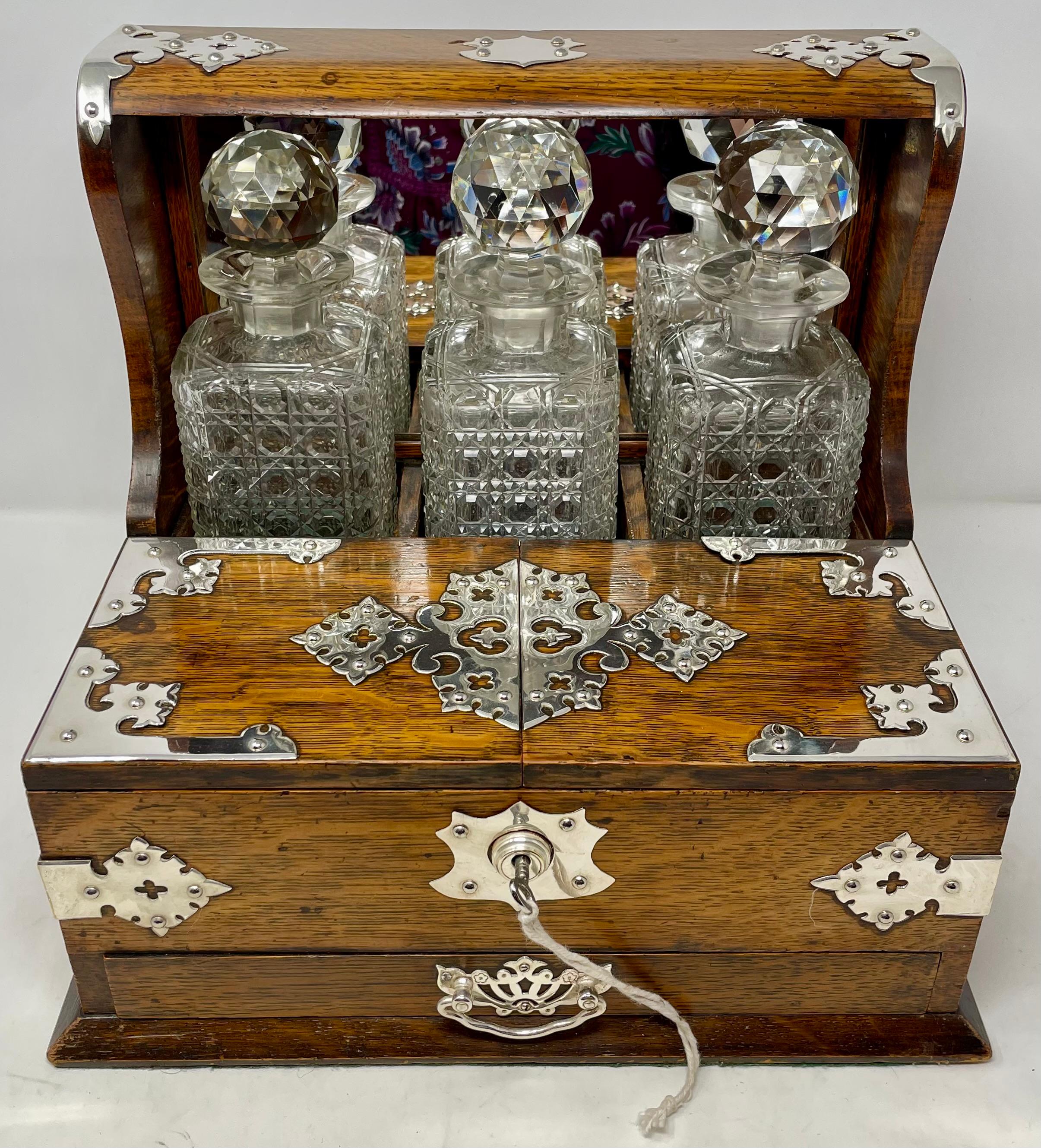 Plaqué argent Ancienne boîte à jeux Tantalus en métal argenté, en Oak Oak et en cristal, vers 1880. en vente