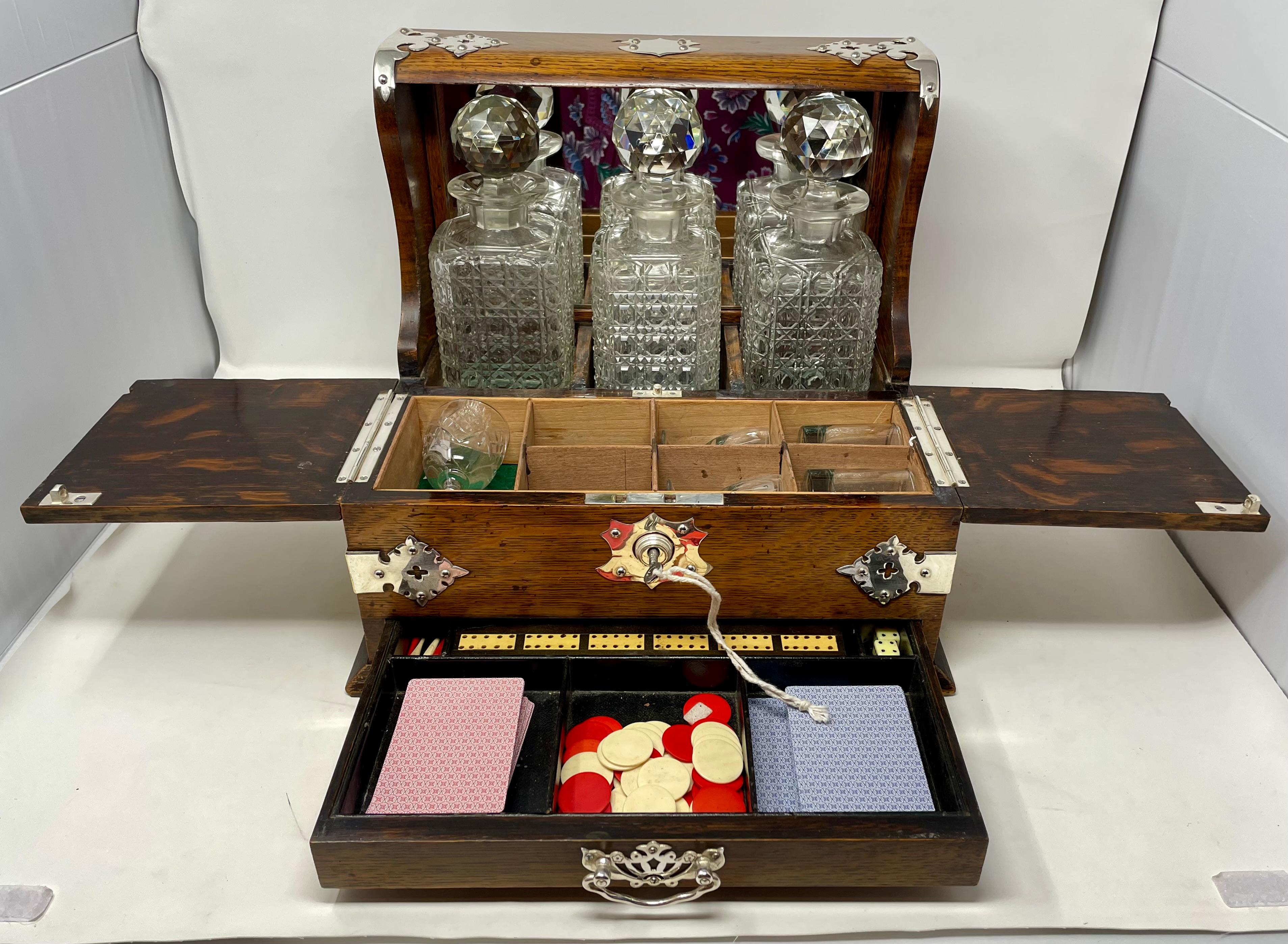 Ancienne boîte à jeux Tantalus en métal argenté, en Oak Oak et en cristal, vers 1880. en vente 1