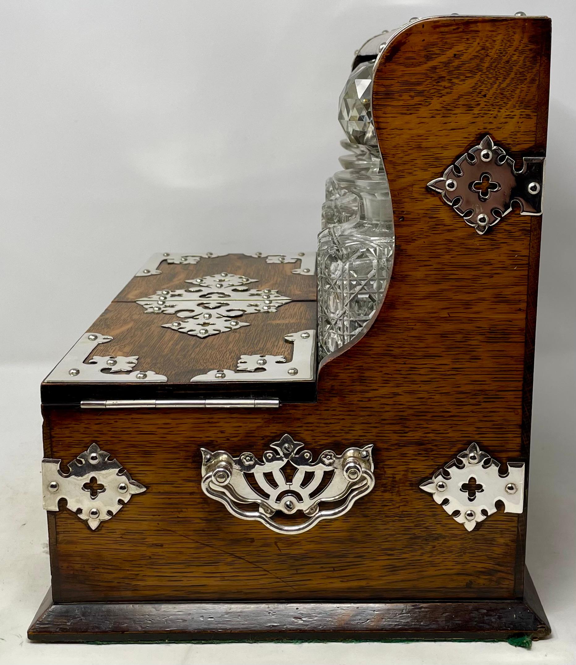 Ancienne boîte à jeux Tantalus en métal argenté, en Oak Oak et en cristal, vers 1880. en vente 2