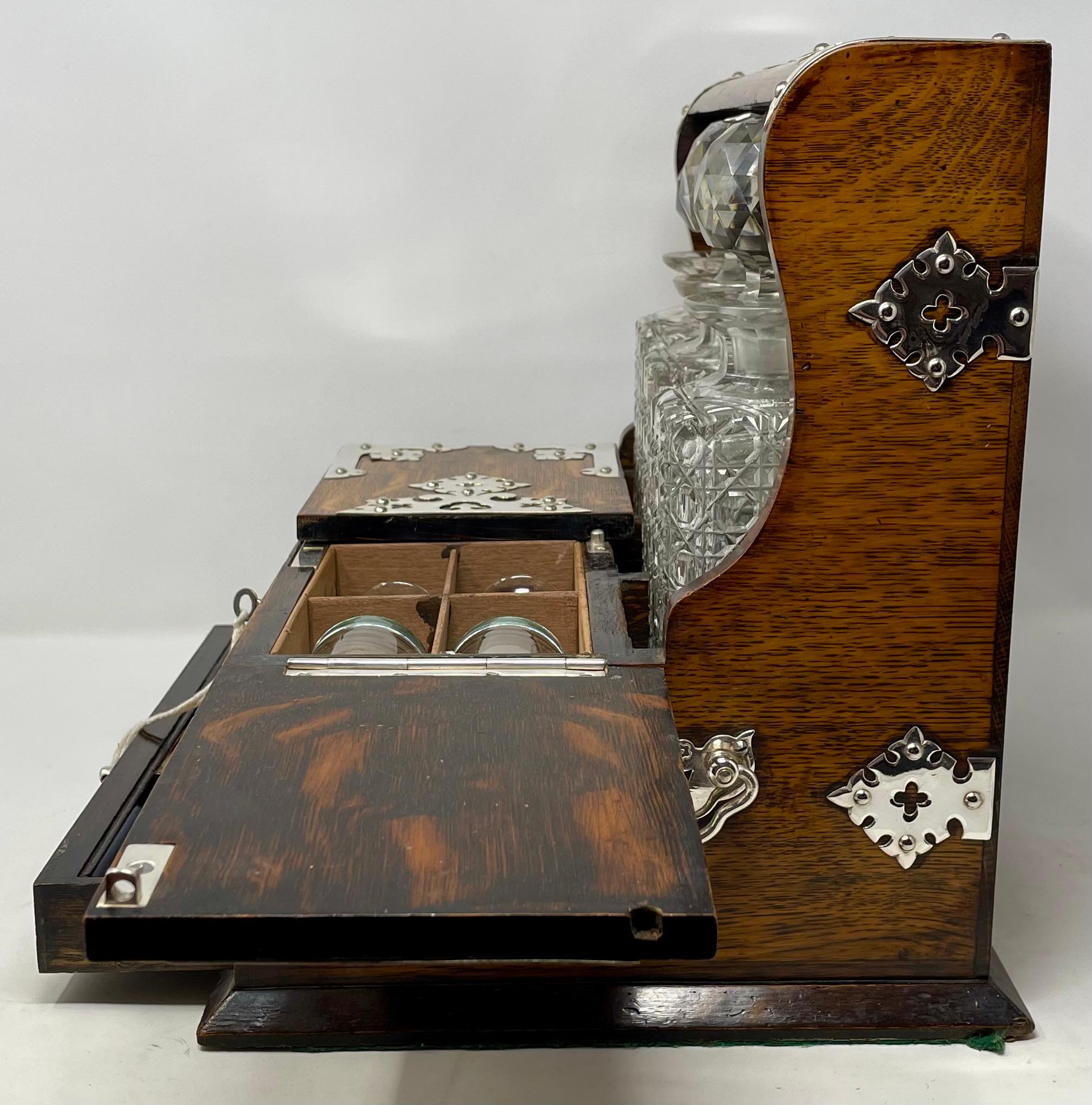 Ancienne boîte à jeux Tantalus en métal argenté, en Oak Oak et en cristal, vers 1880. en vente 3