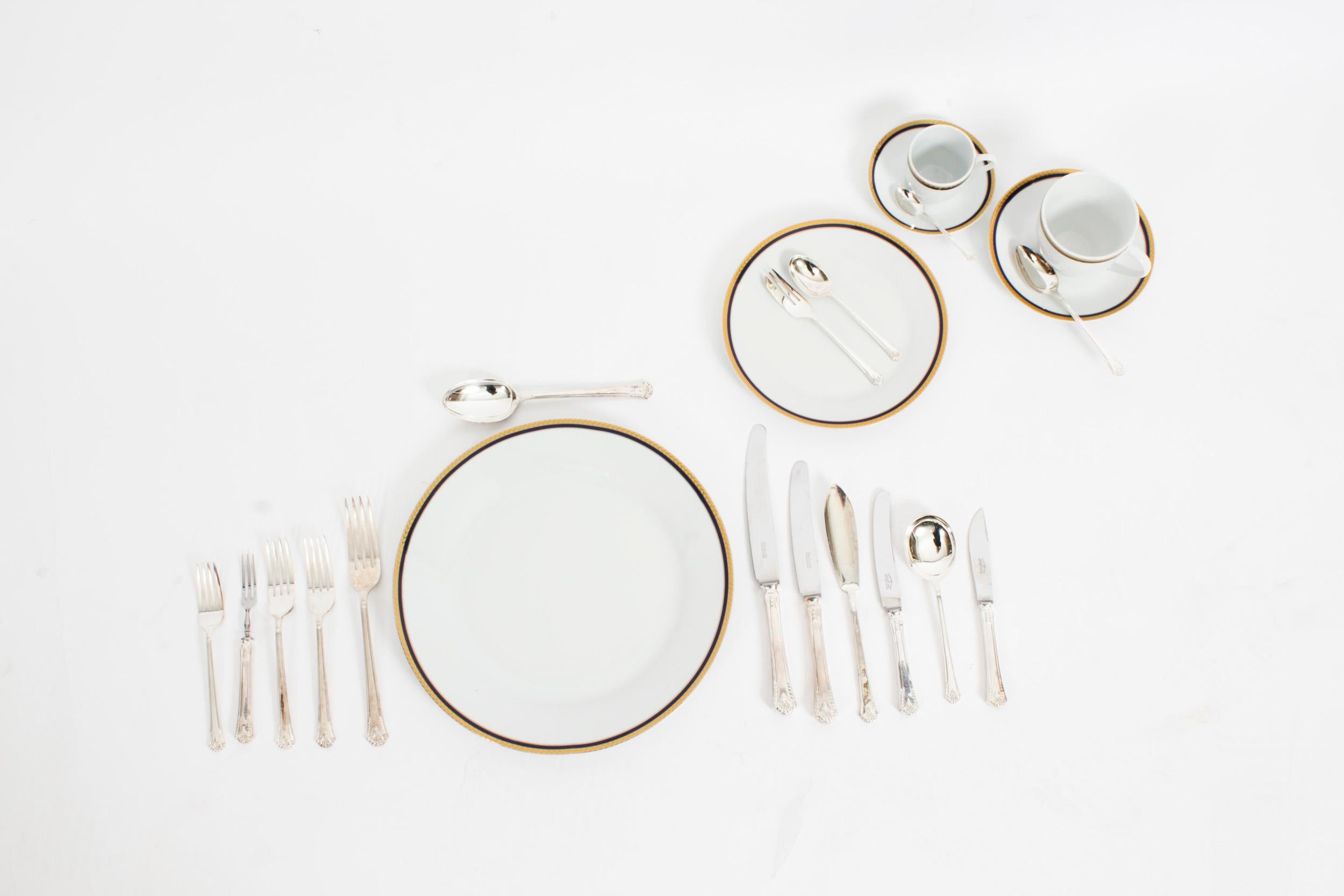 Antique English Silver Plated Cased 151 Piece 8 Setting Canteen Cutlery, 1920s In Good Condition In London, GB