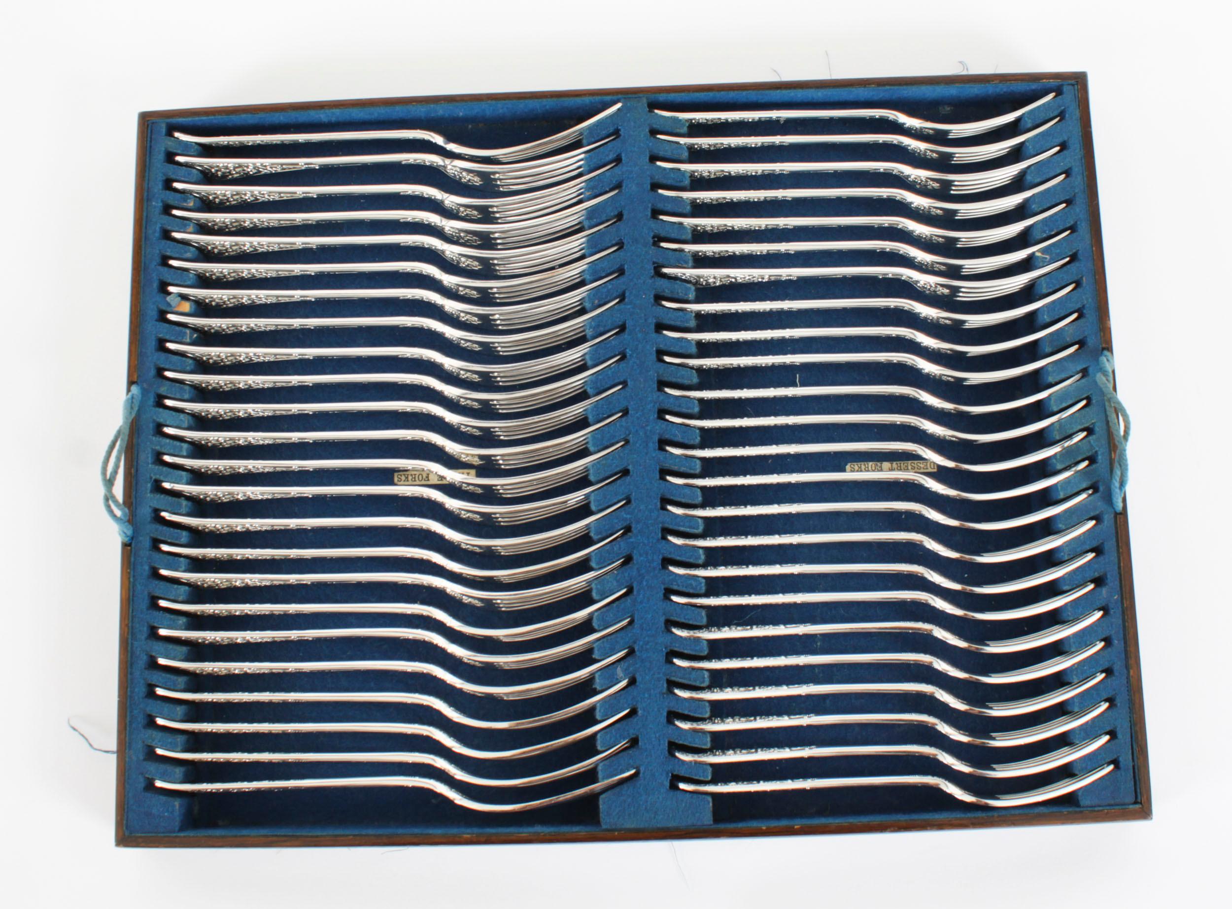 Ancien coffret anglais en métal argenté 155 pièces 24 couverts de service 20ème siècle en vente 5