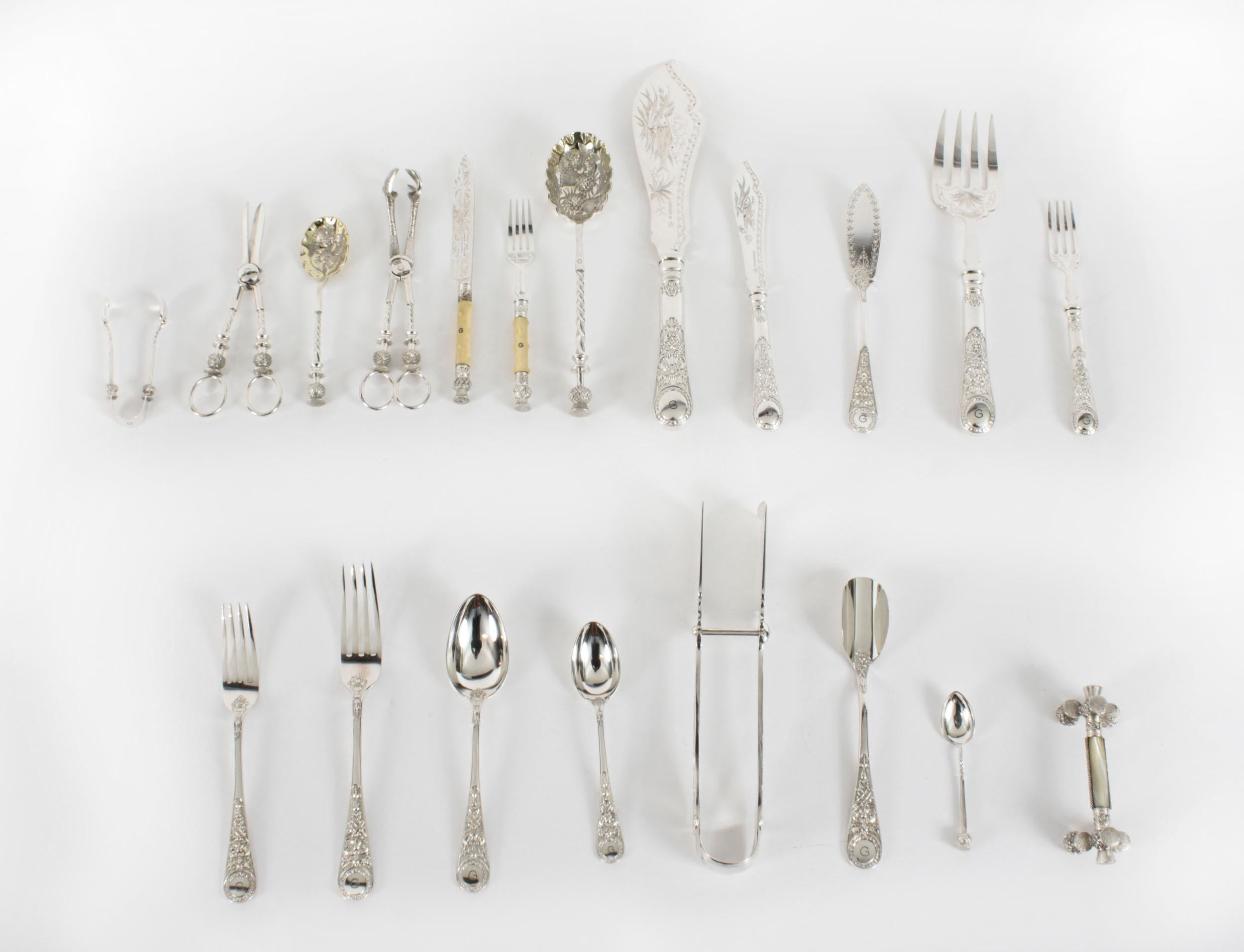 Britannique Ancien coffret anglais en métal argenté 155 pièces 24 couverts de service 20ème siècle en vente