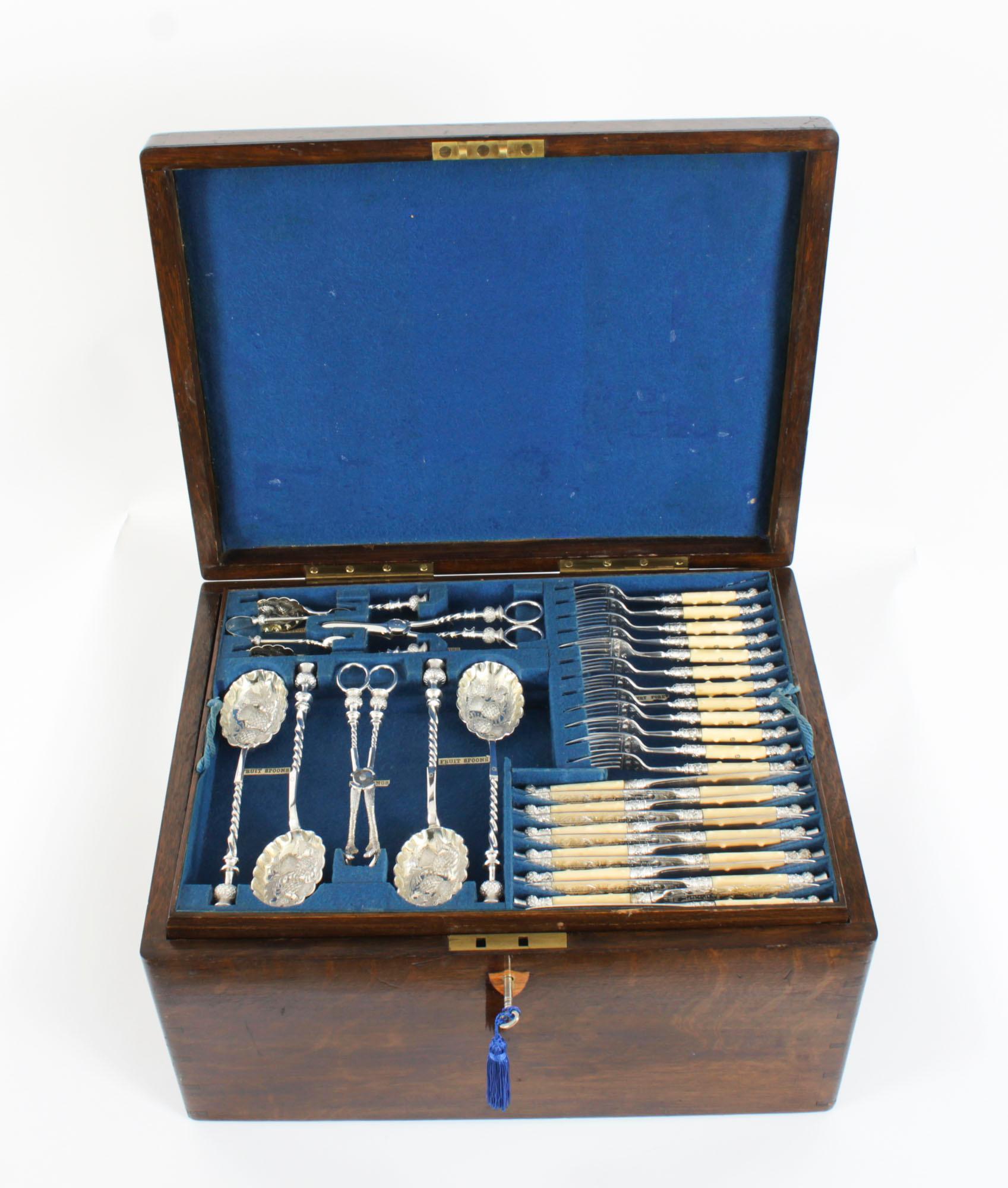 Plaqué argent Ancien coffret anglais en métal argenté 155 pièces 24 couverts de service 20ème siècle en vente