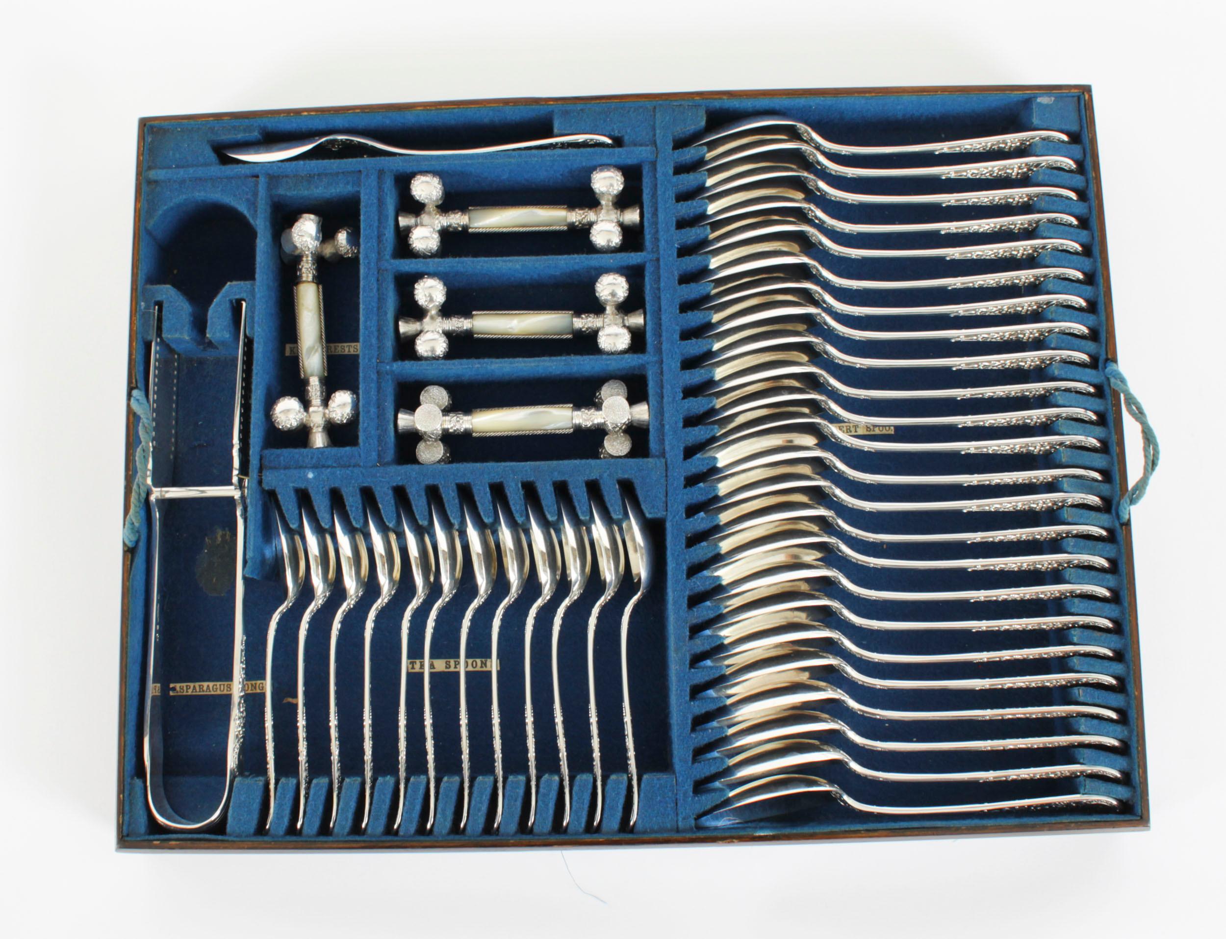 Ancien coffret anglais en métal argenté 155 pièces 24 couverts de service 20ème siècle en vente 3