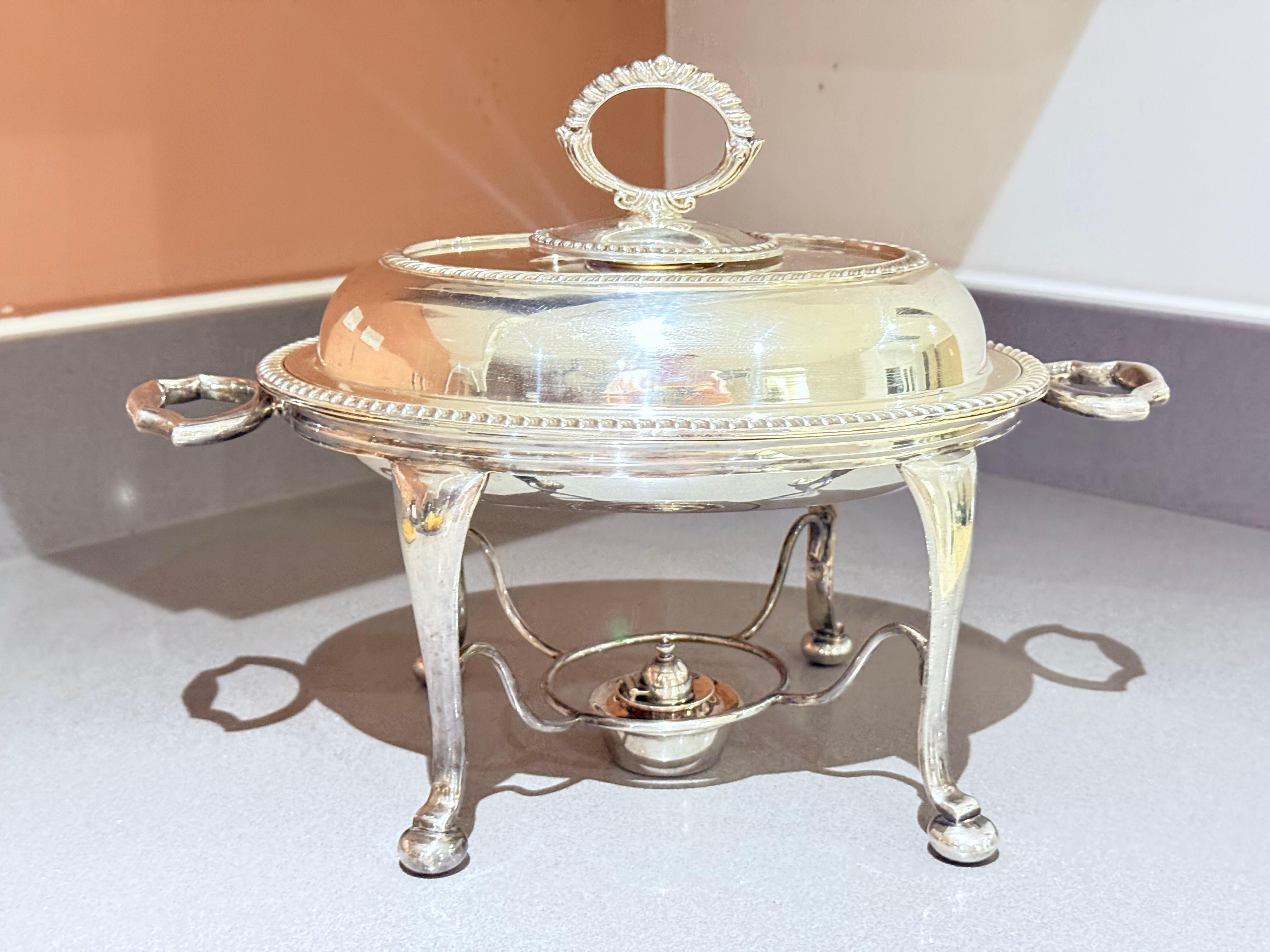 Antique English Silver-Plated Chafing Dish with Burner, Victorian Luxury
A rare and magnificent antique English silver-plated chafing dish, complete with its original fitted burner, lid, and elegant tripod stand a splendid example of Victorian