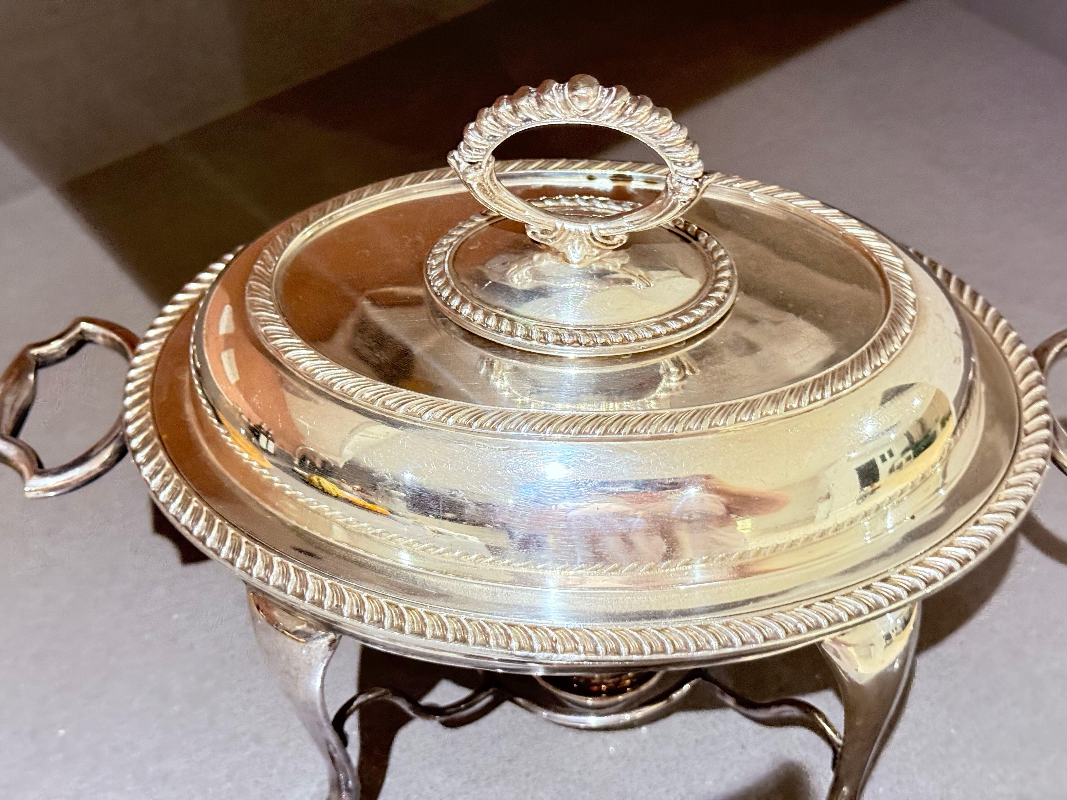 Antique English Silver-Plated Chafing Dish with Burner, Victorian Luxury Home In Excellent Condition For Sale In Wembley, GB