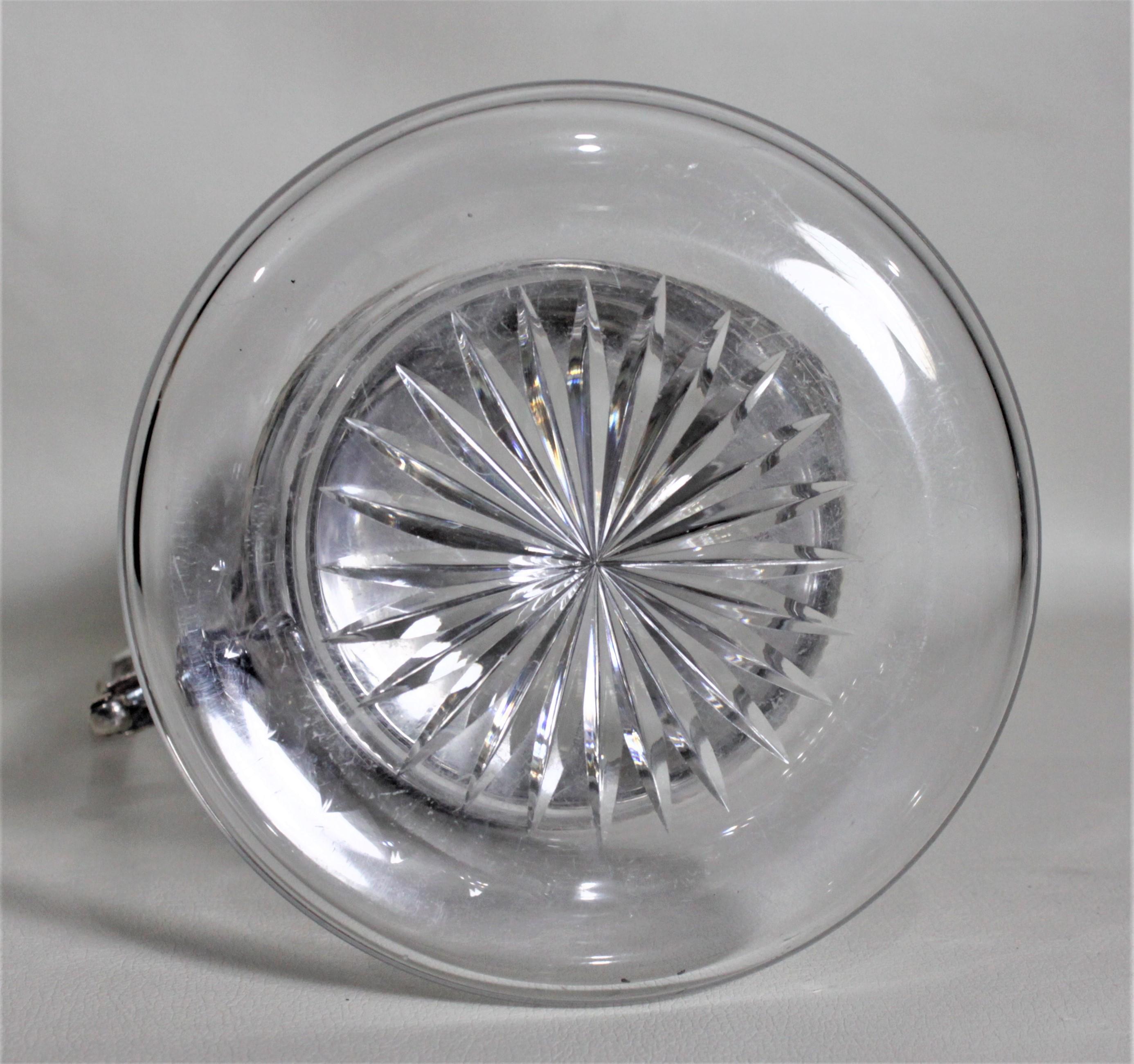 Antigua jarra o decantador inglés de clarete chapado en plata y cristal tallado en venta 2