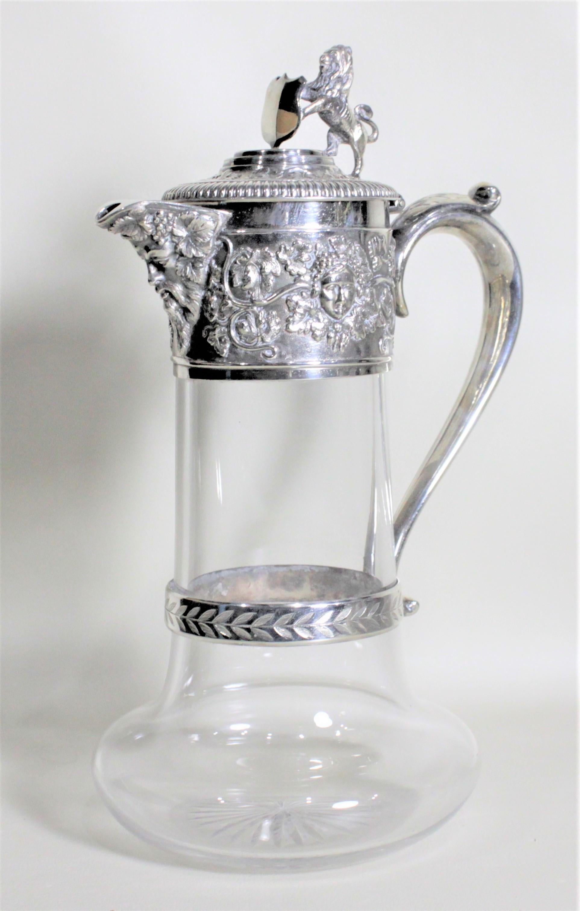 Antigua jarra o decantador inglés de clarete chapado en plata y cristal tallado Victoriano en venta