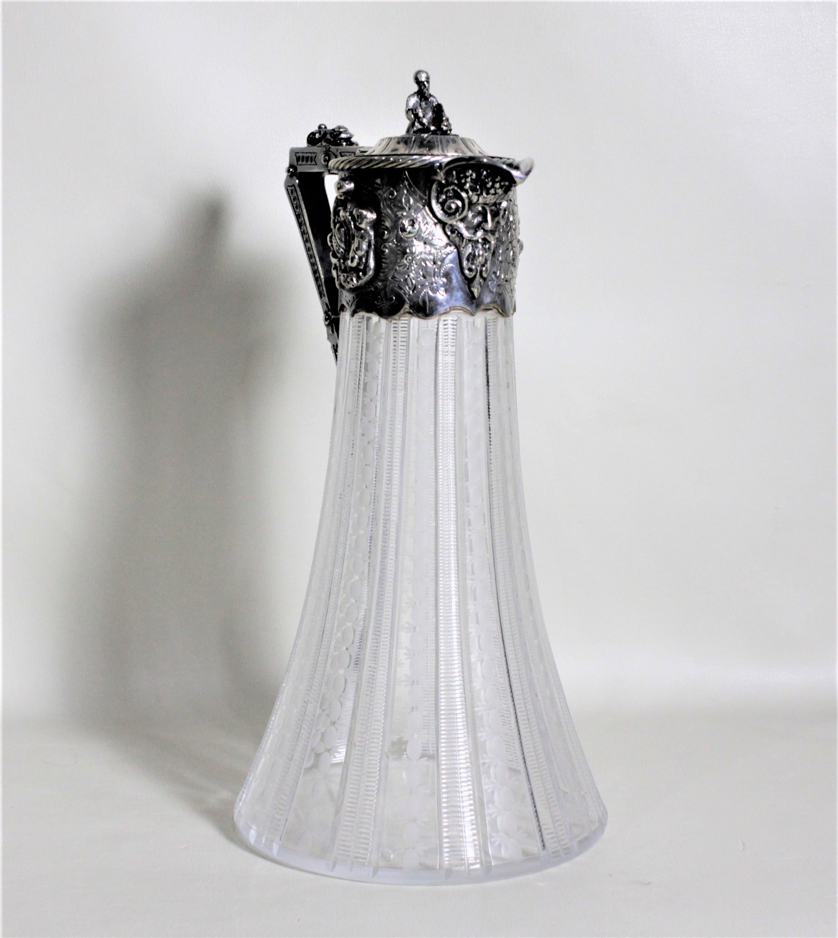Antigua jarra o decantador inglés de clarete chapado en plata y cristal tallado Victoriano en venta
