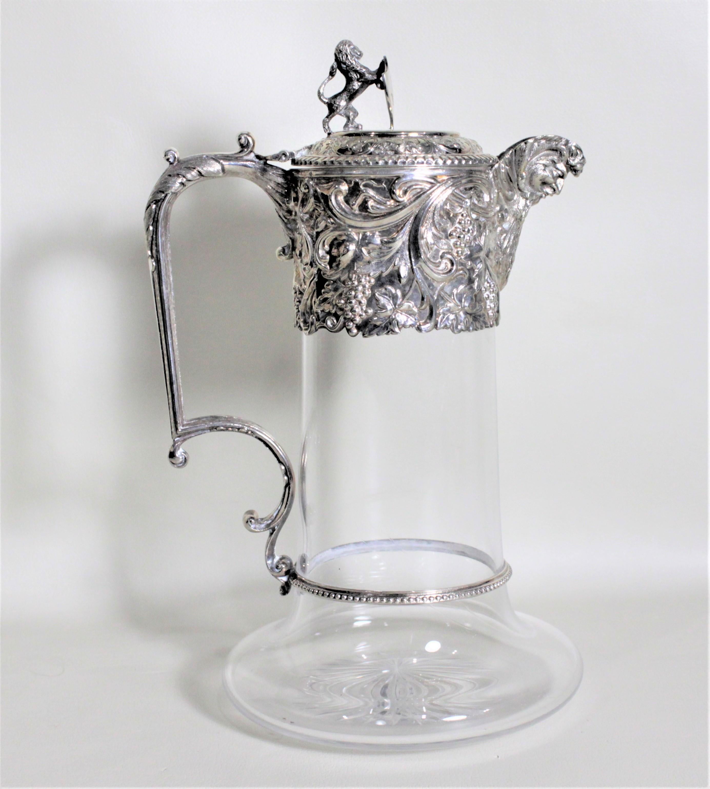Antigua jarra o decantador inglés de clarete chapado en plata y cristal tallado Inglés en venta