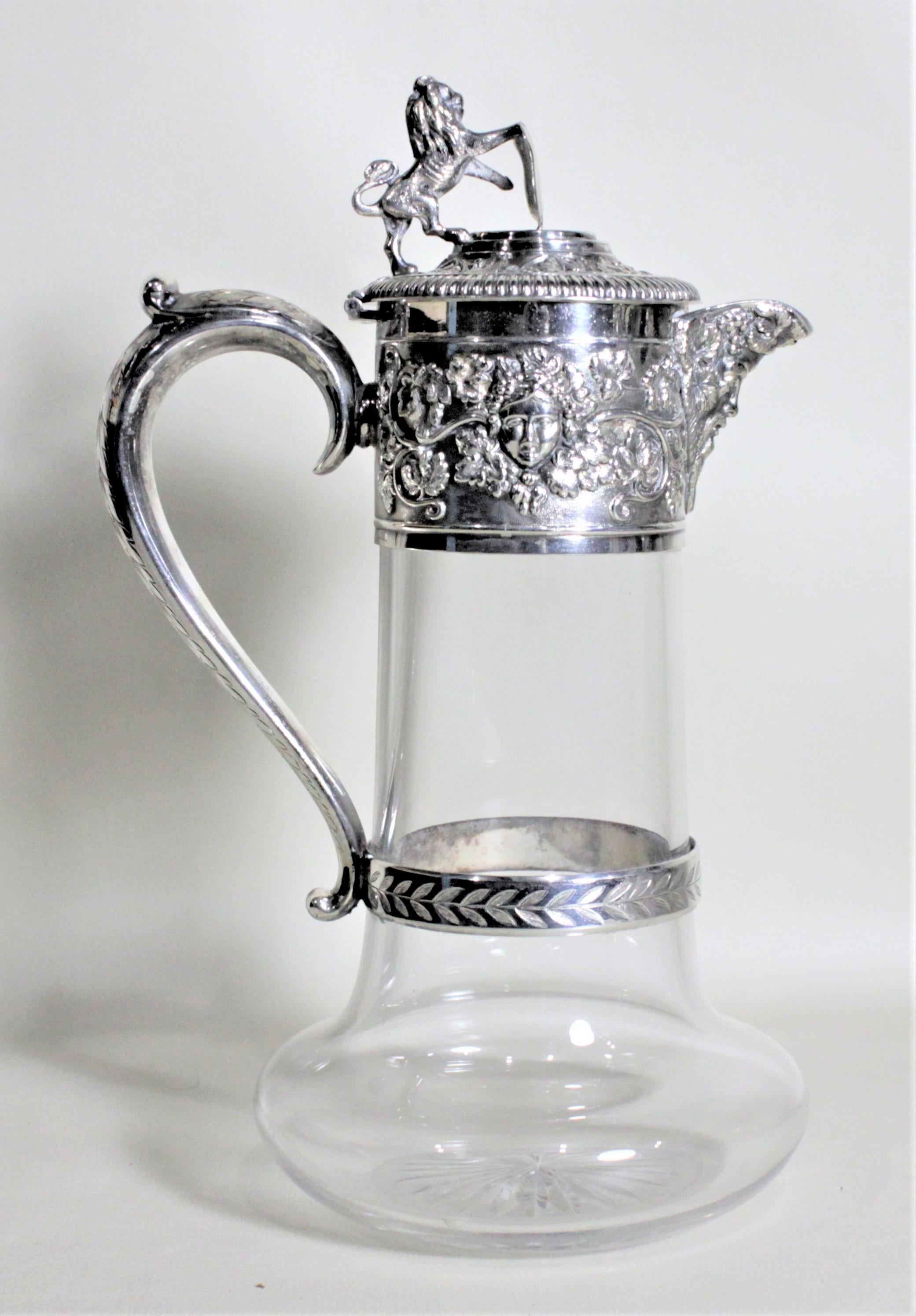 Antigua jarra o decantador inglés de clarete chapado en plata y cristal tallado Vaciado en venta