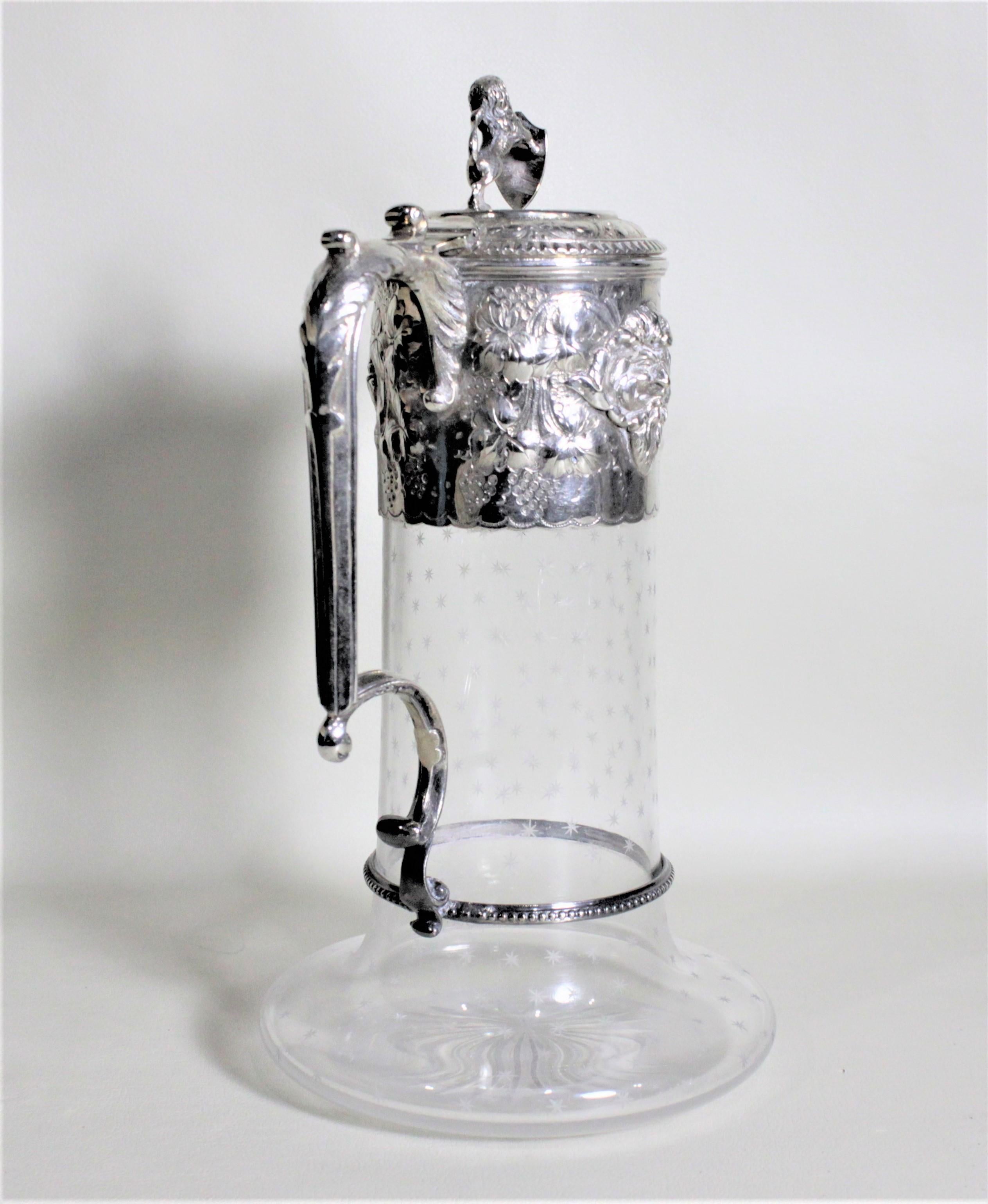 Antique carafe à vin ou décanteur anglais plaqué argent et verre taillé Bon état - En vente à Hamilton, Ontario