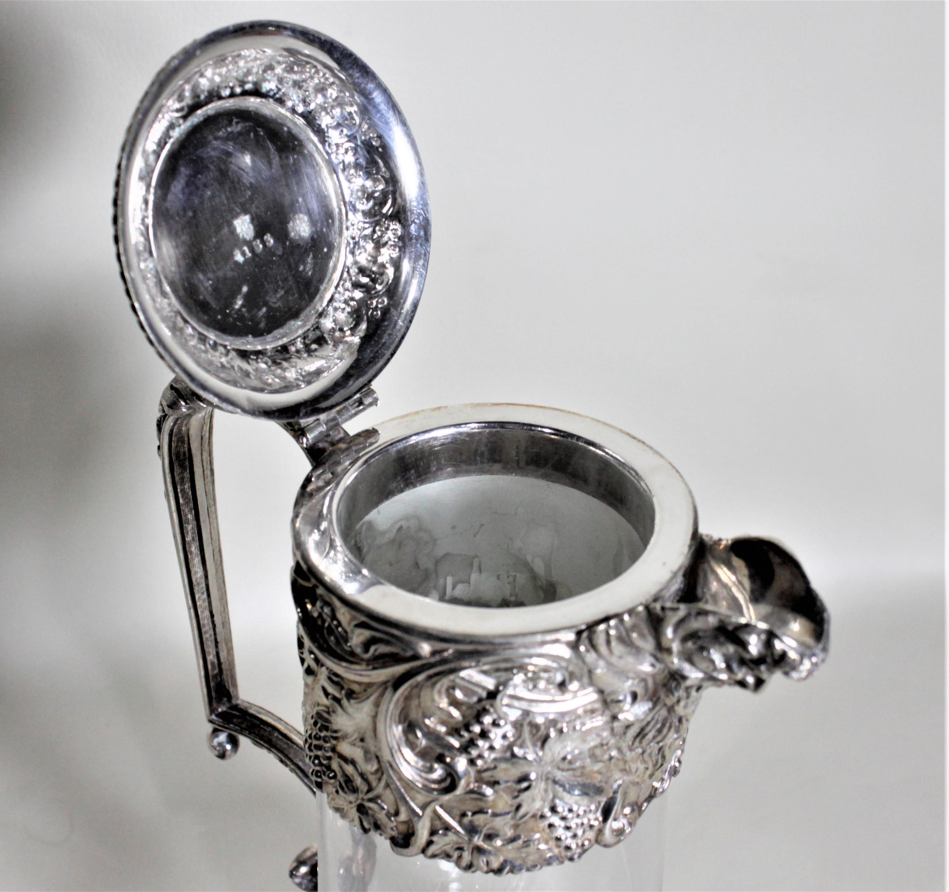 Antigua jarra o decantador inglés de clarete chapado en plata y cristal tallado en venta 1