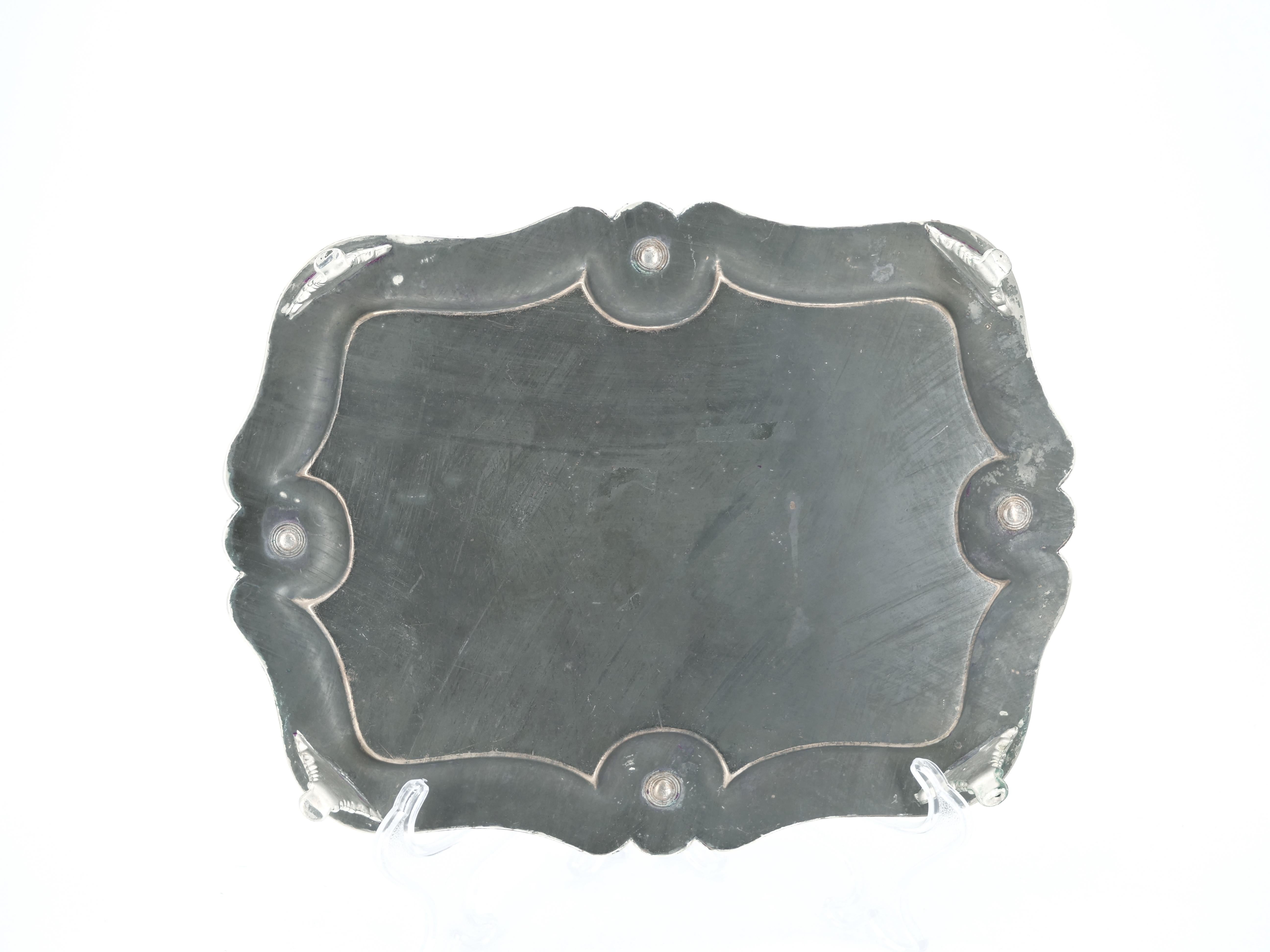 Plaqué argent Ancien plateau de service ovale à pieds en métal argenté anglais en vente