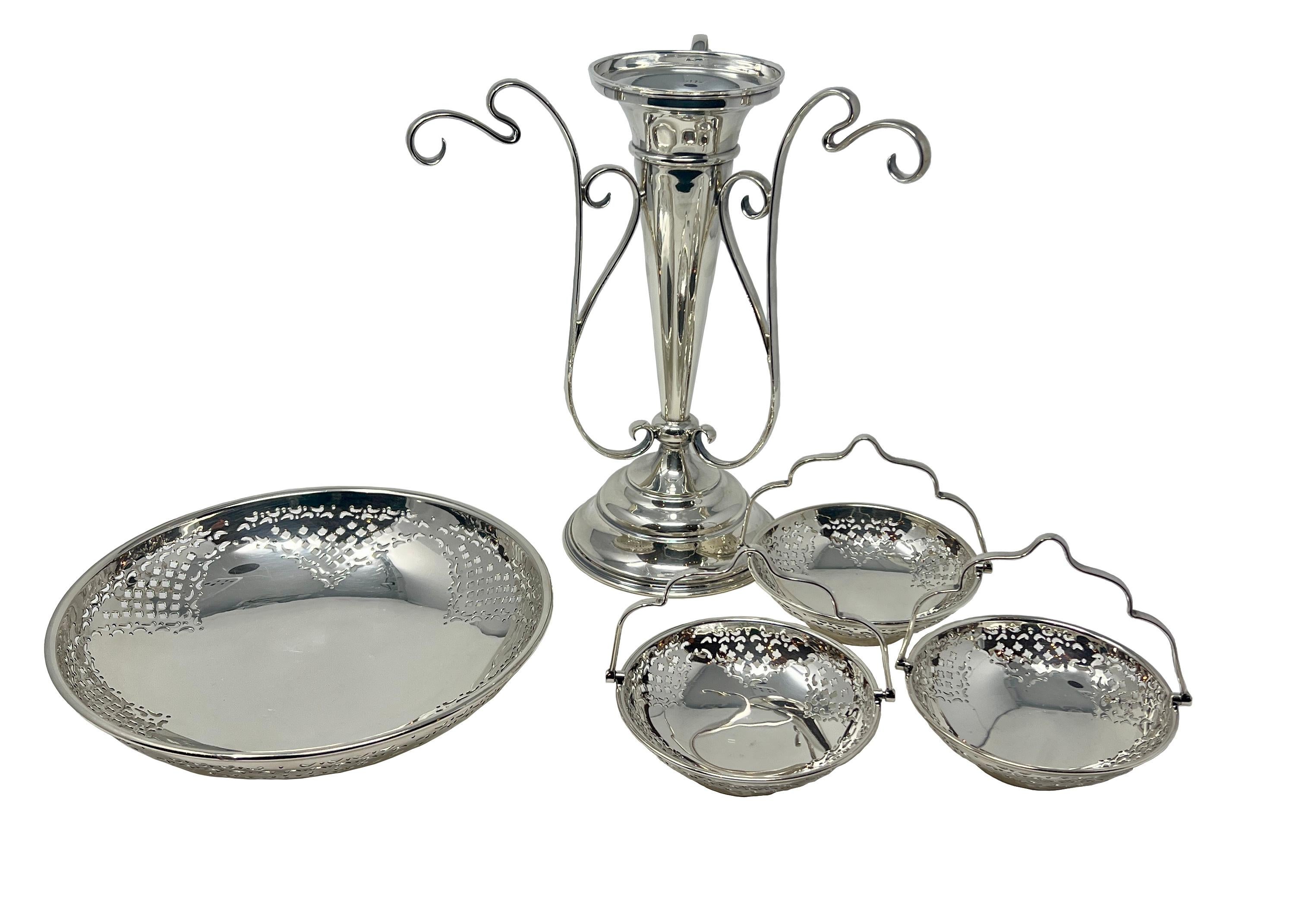XIXe siècle Epergne anglaise ancienne, ajourée et plaquée argent, Circa 1890. en vente
