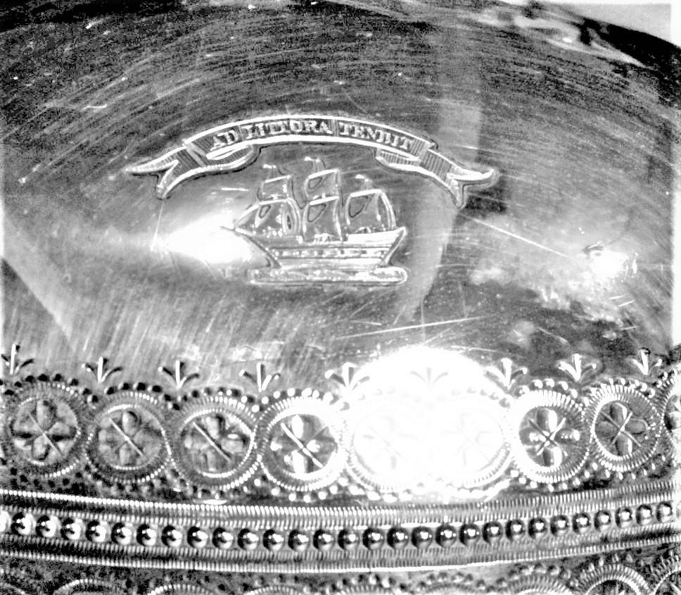 Plaqué Dome de petit déjeuner anglais ancien en métal argenté tournant avec détails en forme de bélier figuratif en vente