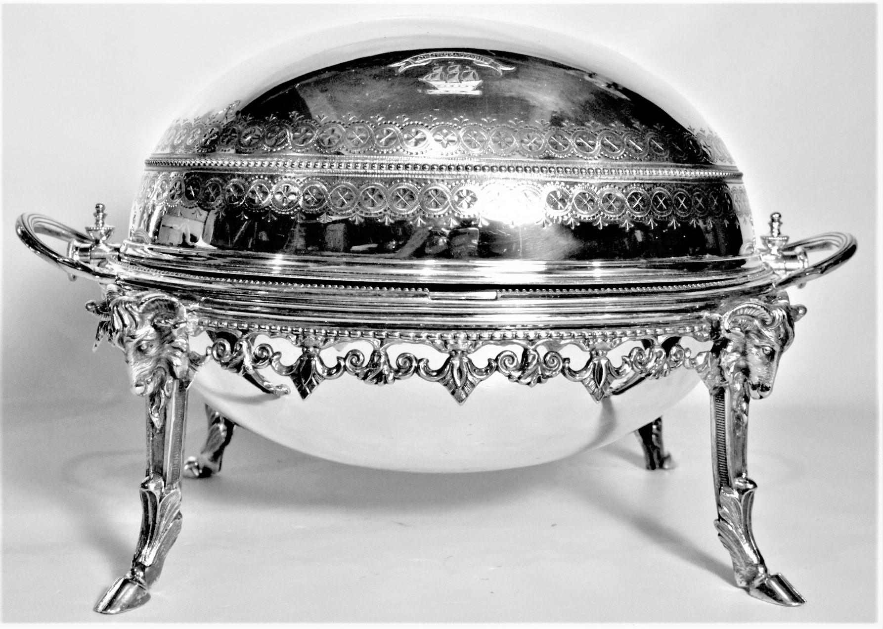 XIXe siècle Dome de petit déjeuner anglais ancien en métal argenté tournant avec détails en forme de bélier figuratif en vente