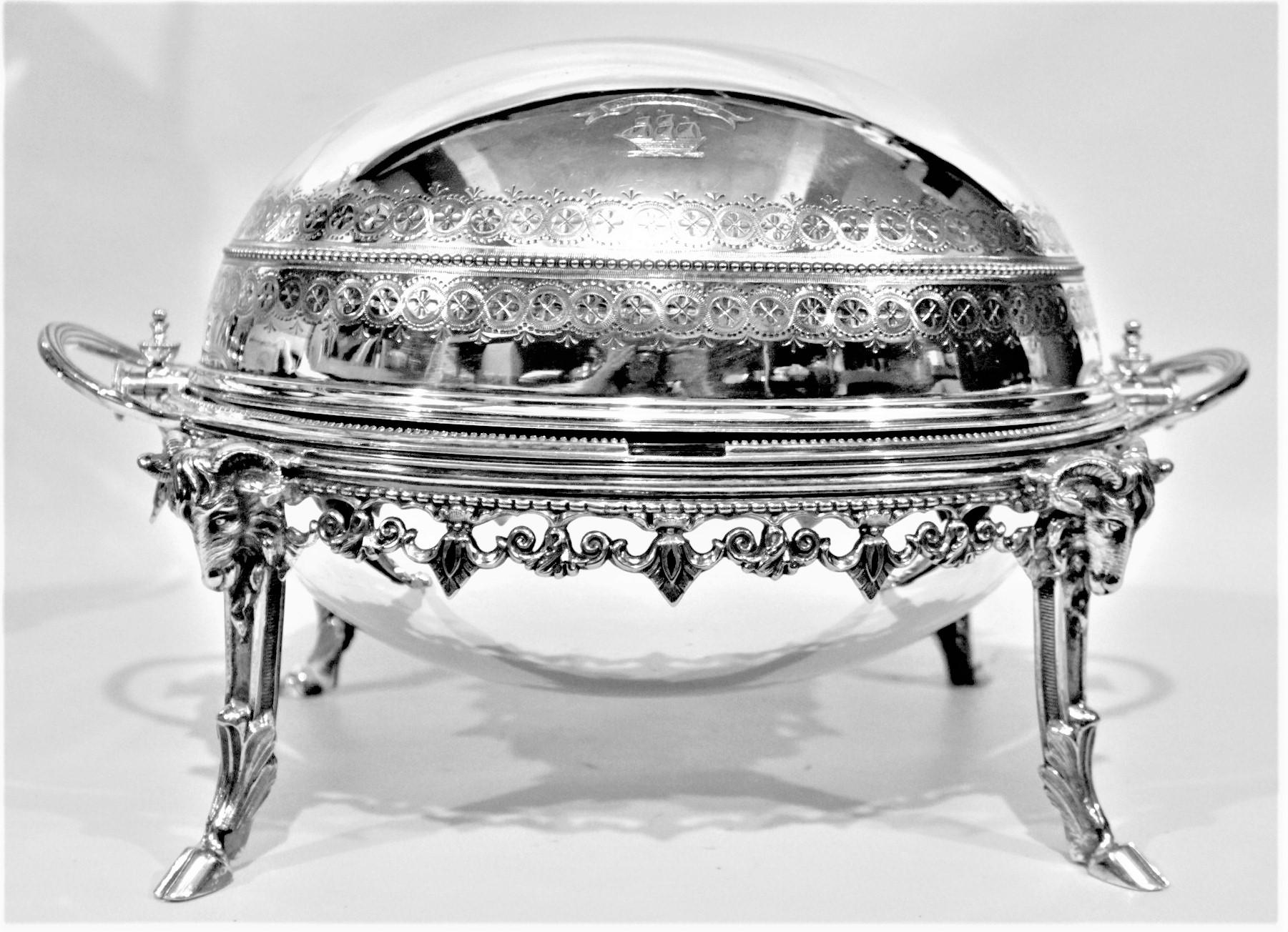 Métal Dome de petit déjeuner anglais ancien en métal argenté tournant avec détails en forme de bélier figuratif en vente