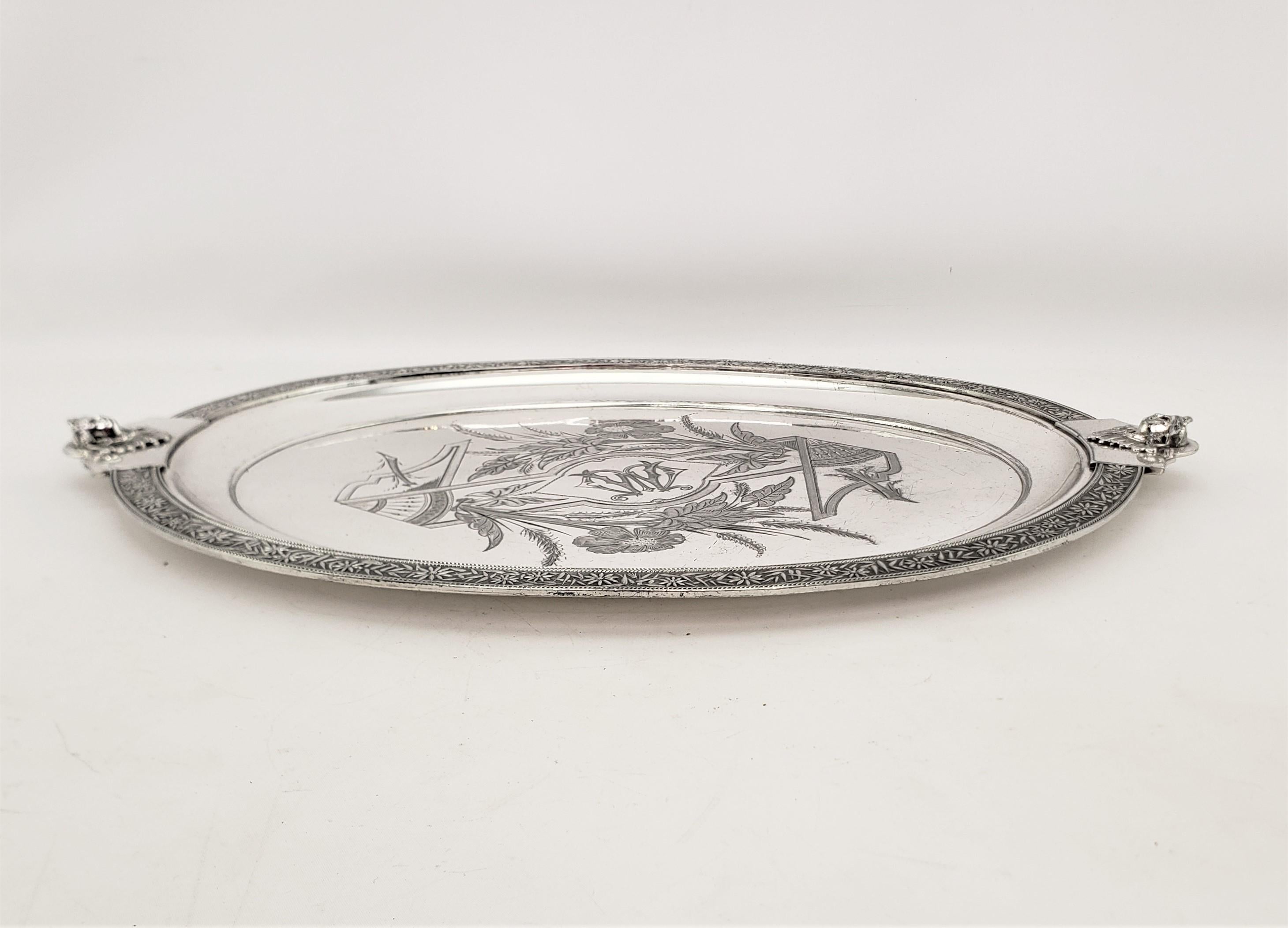 Placcato argento Antico vassoio da portata inglese placcato in argento con decorazione in stile neoclassico in vendita
