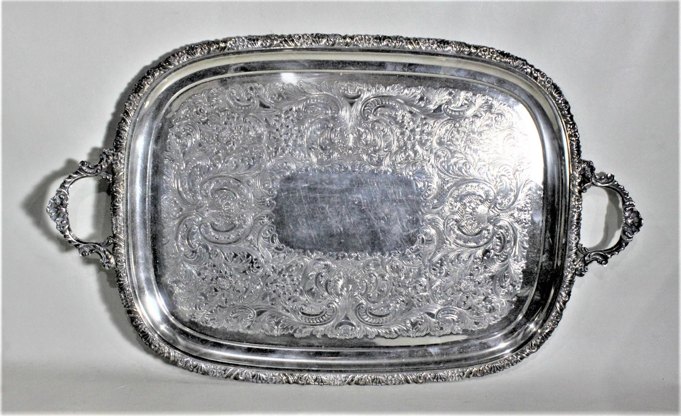Antigua bandeja inglesa plateada con detalles ornamentales y grabados Victoriano en venta