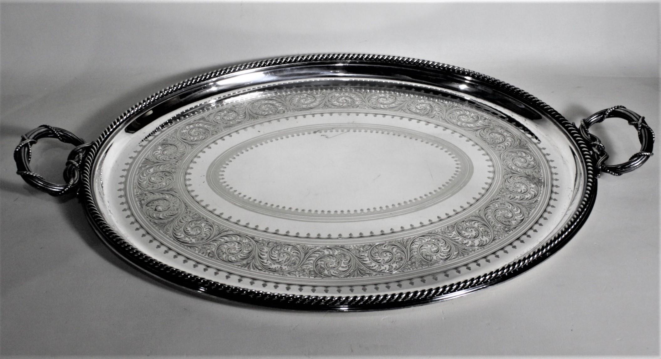 Antigua bandeja inglesa plateada para servir con asas y grabados ornamentales Victoriano en venta