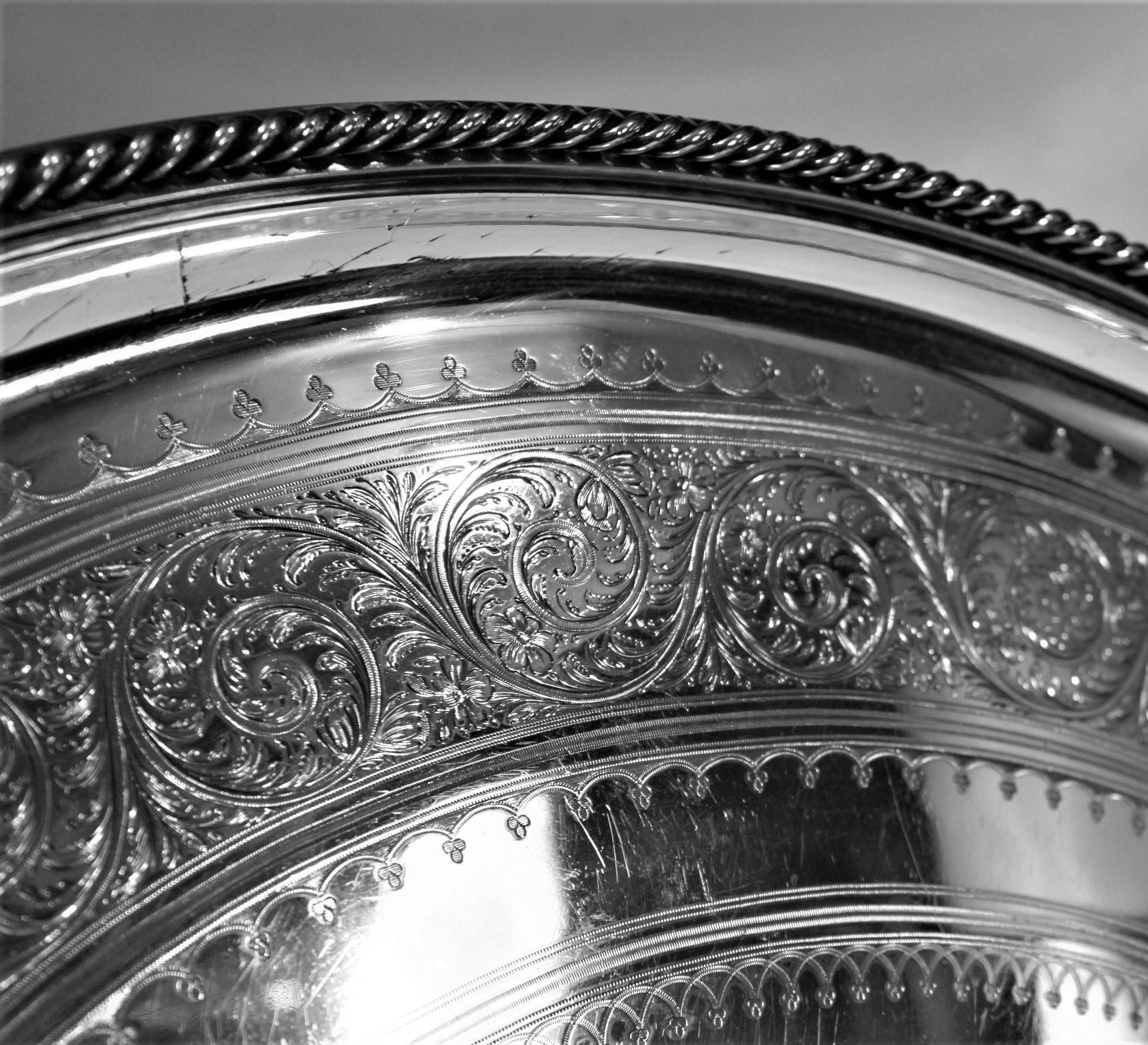 Antigua bandeja inglesa plateada para servir con asas y grabados ornamentales siglo XIX en venta