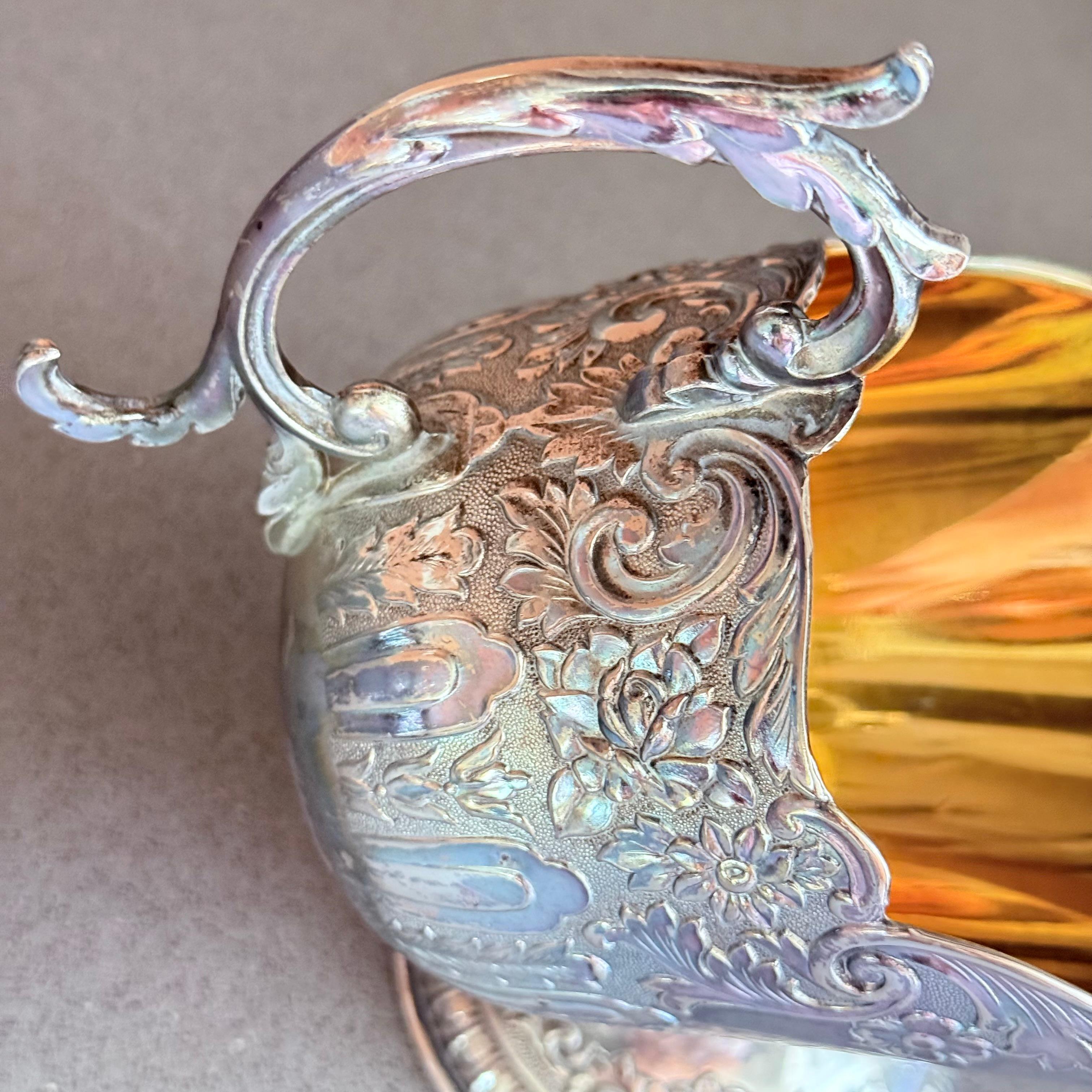 Antike englische versilberte Zuckerdose mit vergoldetem Innenraum, verziertes florales Design

Beschreibung:

Diese antike englische, versilberte Zuckerdose hat eine elegante, vergoldete Innenseite und ein feines Blumenrepoussé-Dekor. Das Stück ist